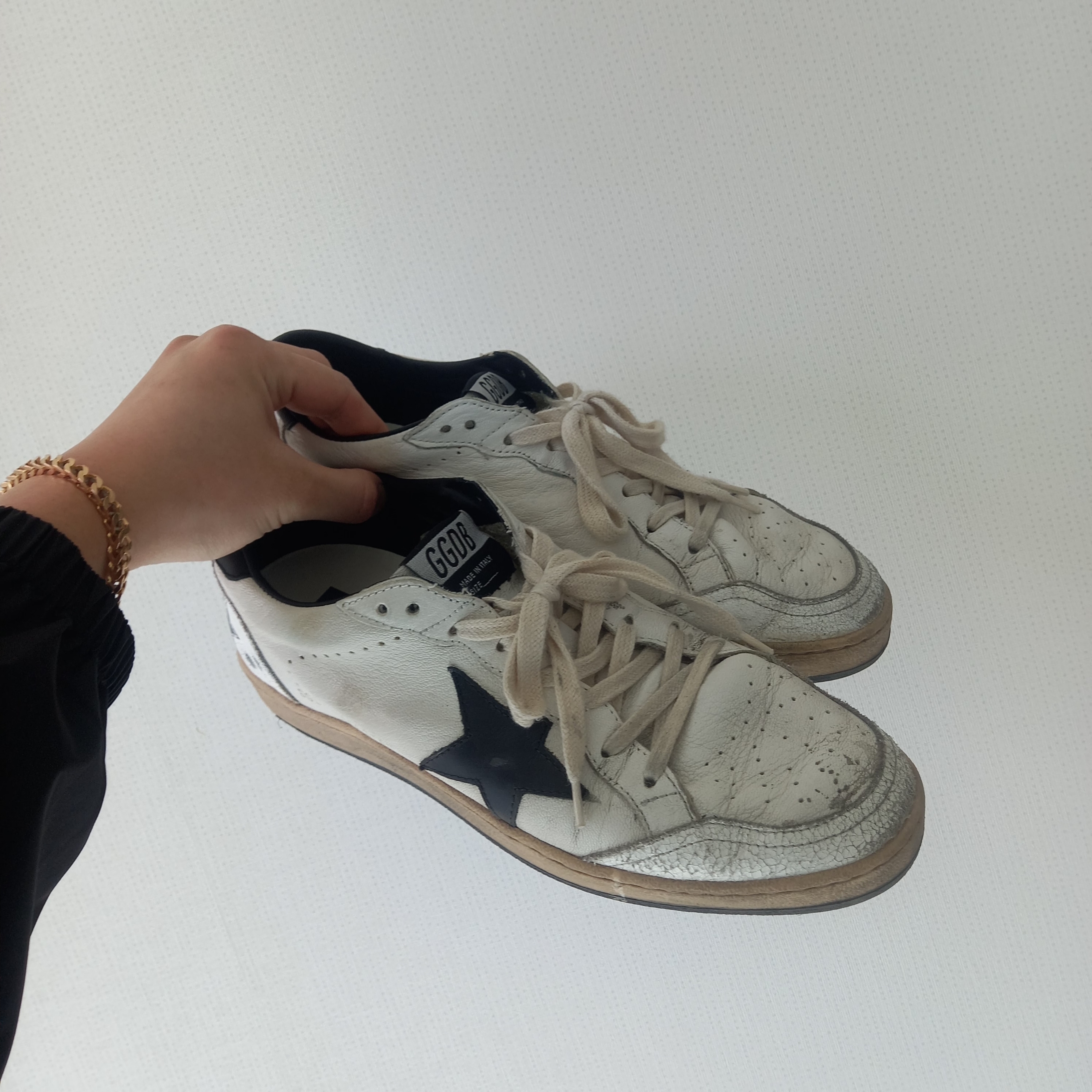 Golden Goose Ball Star White Black Leather Heel Tab Sneakers 착용 스타일 - 1