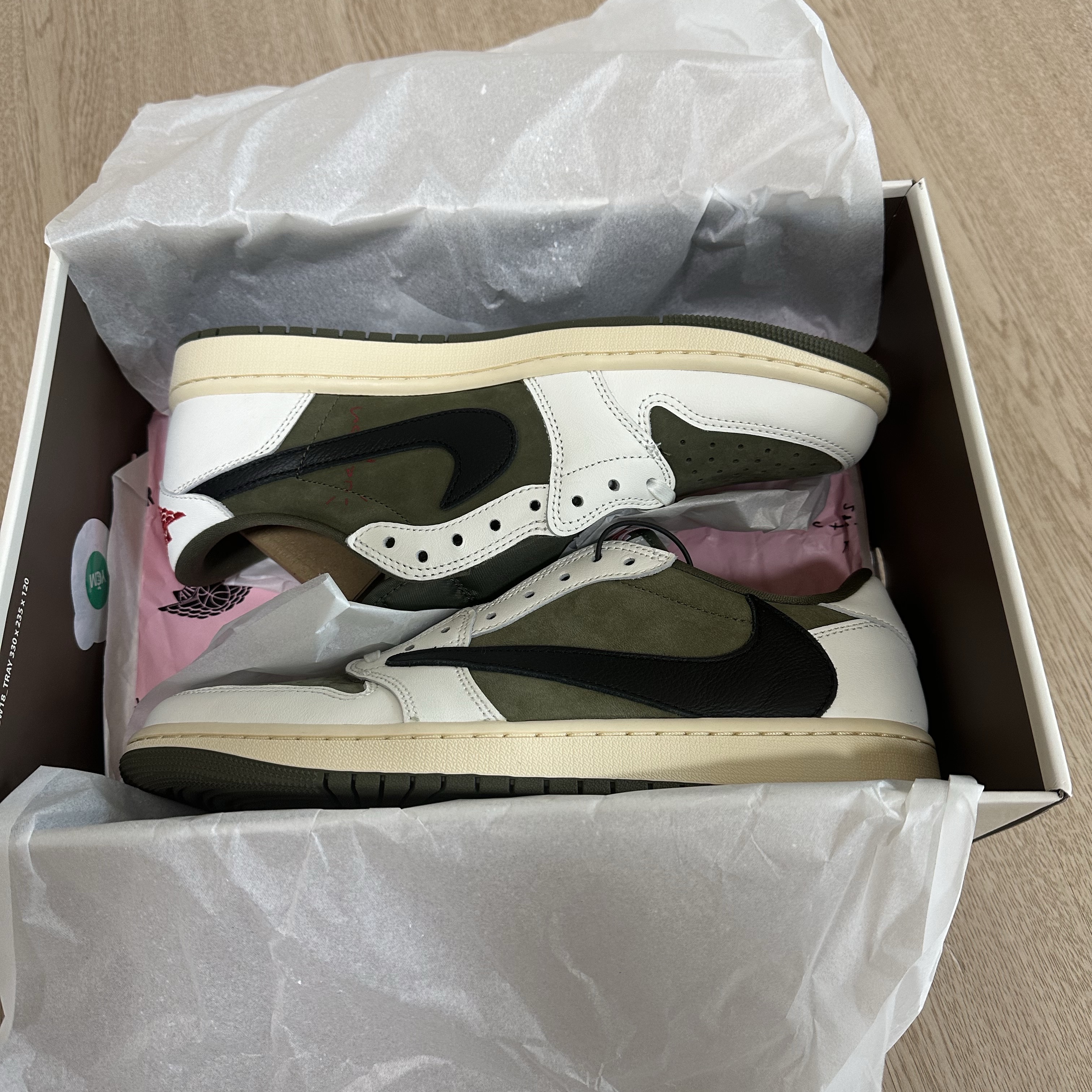 Jordan 1 x Travis Scott Retro Low OG SP Reverse Olive 착용 스타일