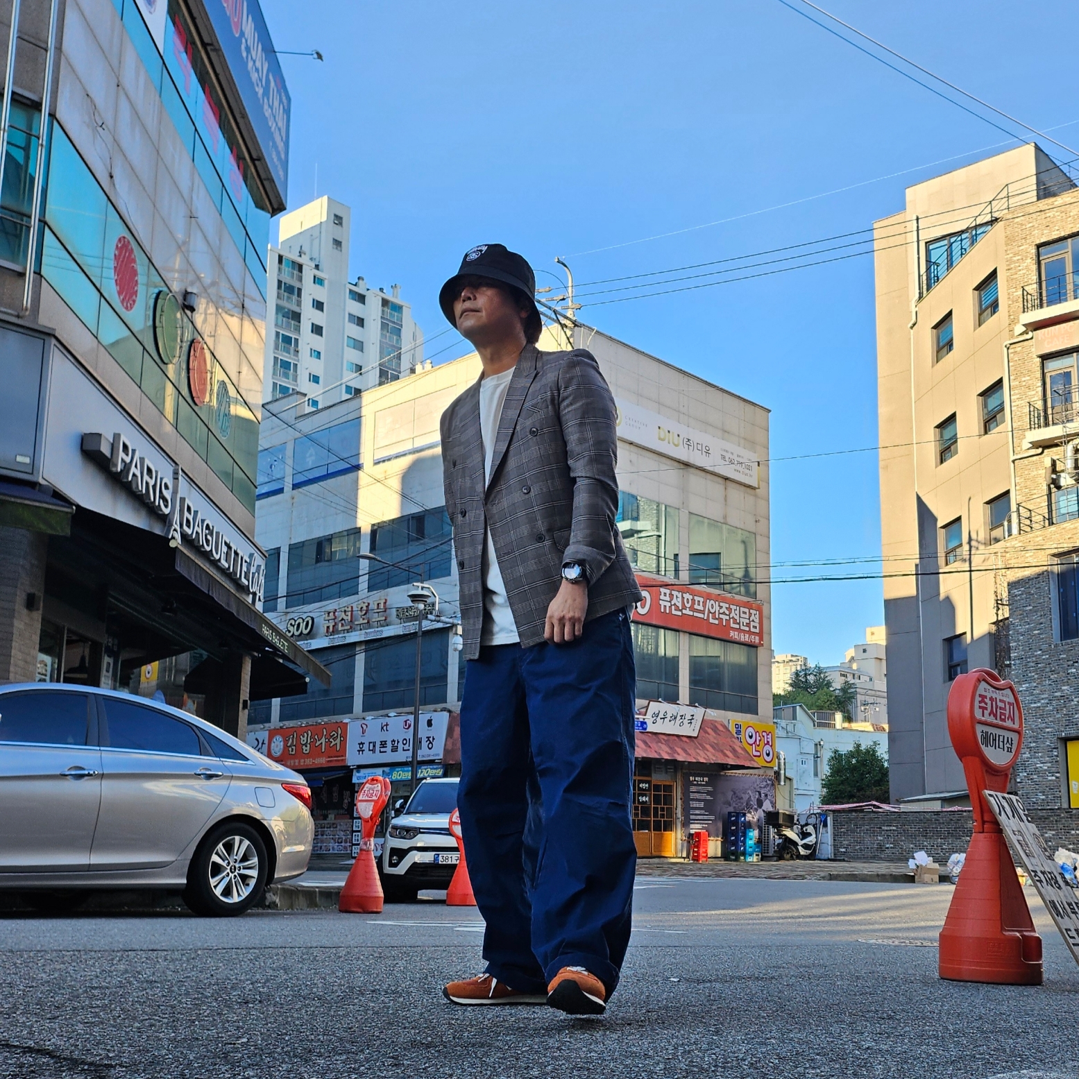 New Balance 574 Heritage Orange Burst White, Uniqlo C Wide Parachute Pants Denim Blue - JP 착용 스타일 - 3