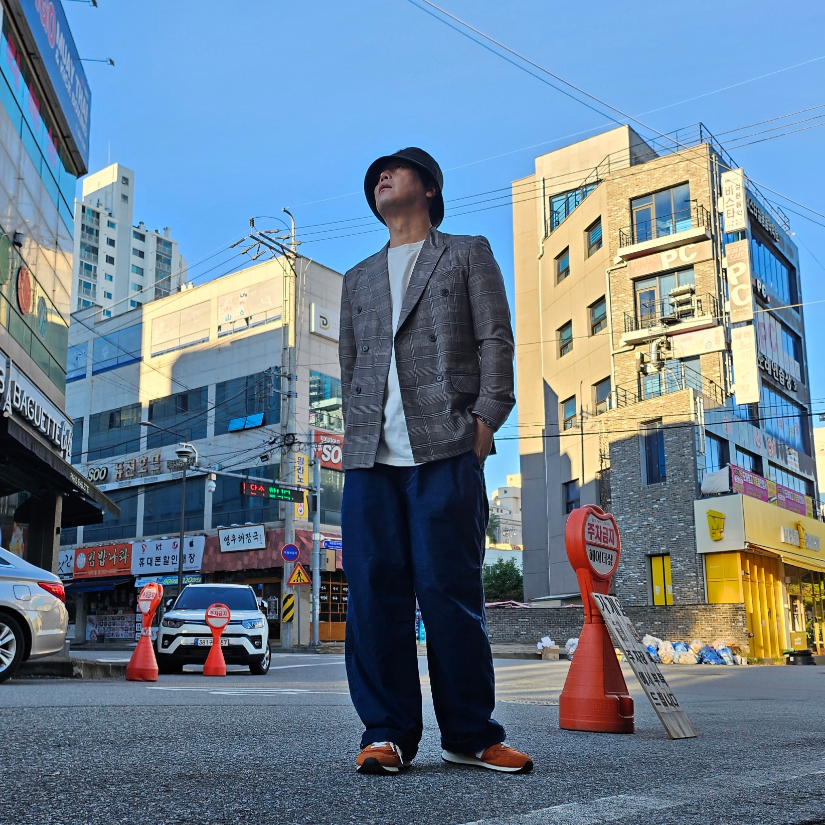 New Balance 574 Heritage Orange Burst White, Uniqlo C Wide Parachute Pants Denim Blue - JP 착용 스타일 - 1