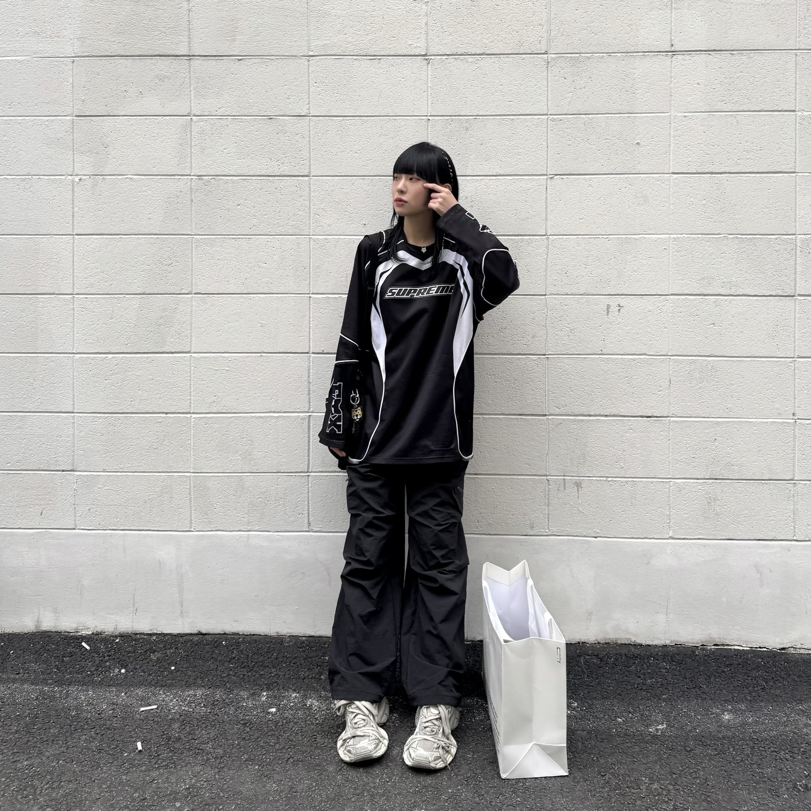 Supreme x Fox Racing Jersey Black - 23FW, Balenciaga 3XL Sneakers Light Beige 착용 스타일 - 2