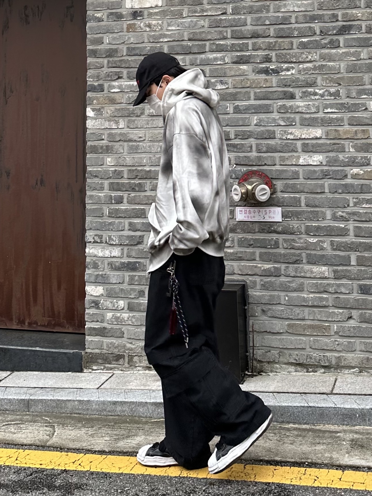 Maison Mihara Yasuhiro Blakey OG Sole Canvas Low-top Sneakers Black White, Maison Mihara Yasuhiro Blakey OG Sole Leather Low-top Sneakers Black 착용 스타일 - 8