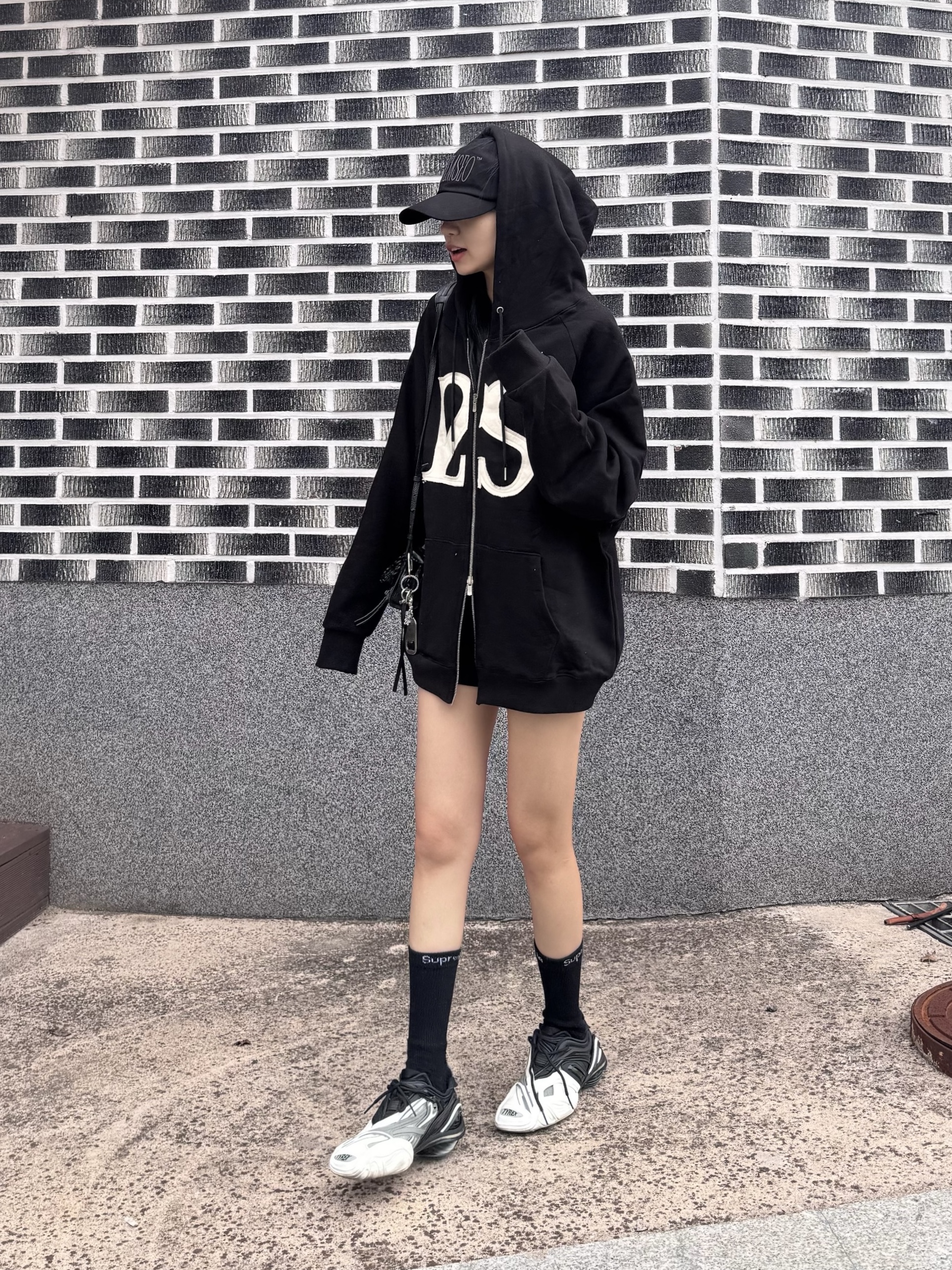 (W) Balenciaga Tyrex Sneakers Black White, Balenciaga Grained Calfskin Neo Classic Super Nano Handbag Black 착용 스타일 - 1