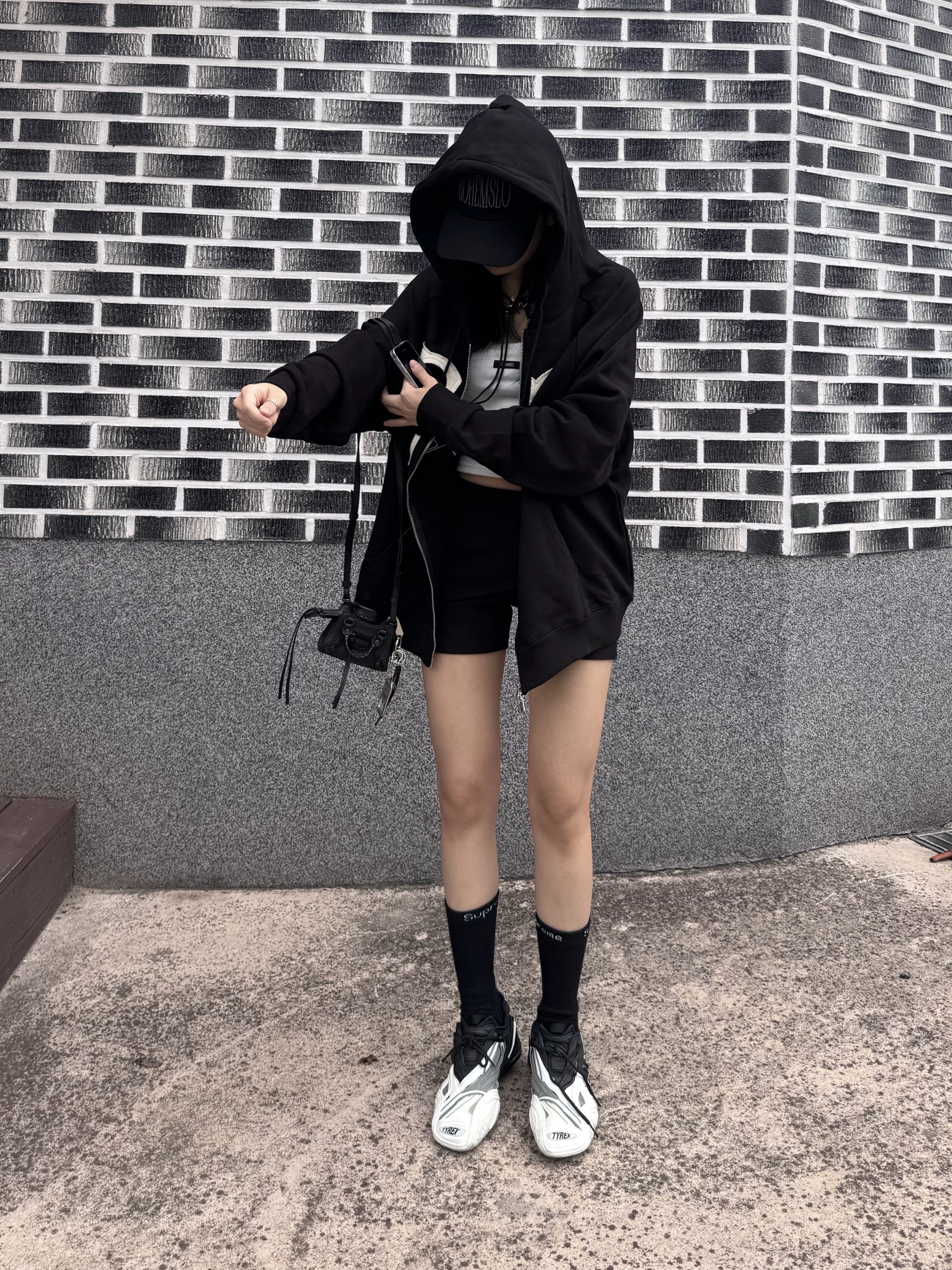 (W) Balenciaga Tyrex Sneakers Black White, Balenciaga Grained Calfskin Neo Classic Super Nano Handbag Black 착용 스타일 - 3