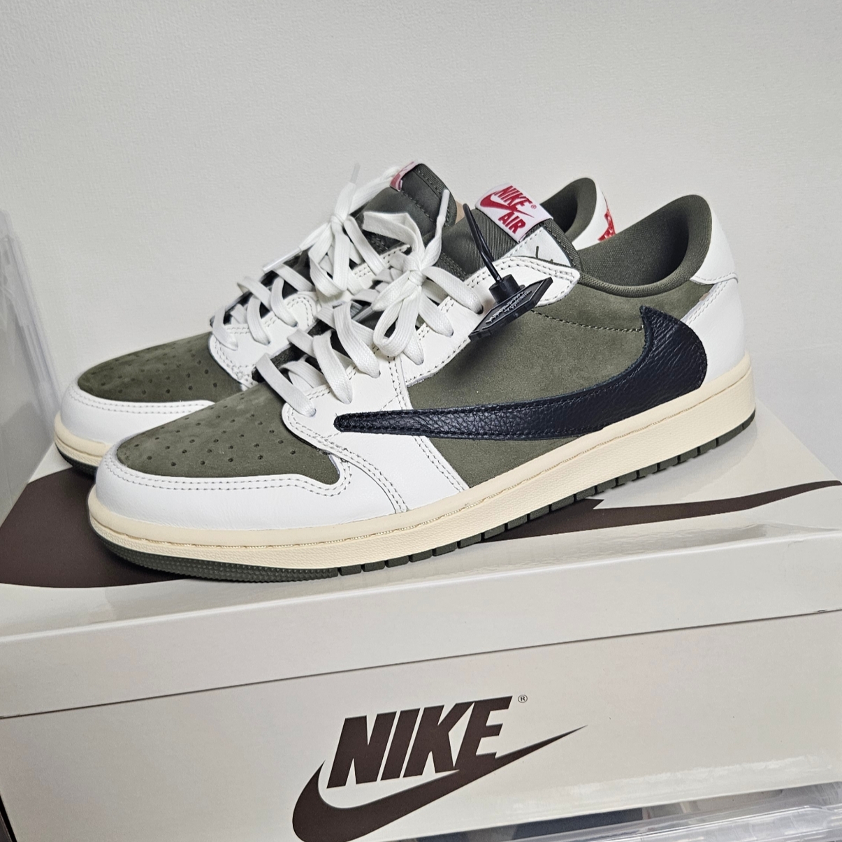 Jordan 1 x Travis Scott Retro Low OG SP Reverse Olive 착용 스타일