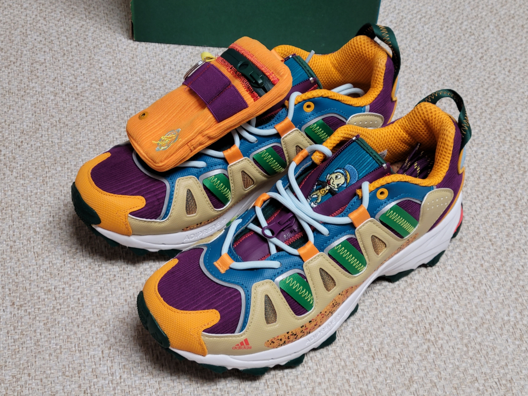 Adidas x Sean Wotherspoon Superturf Adventure Jiminy Cricket 착용 스타일 - 2