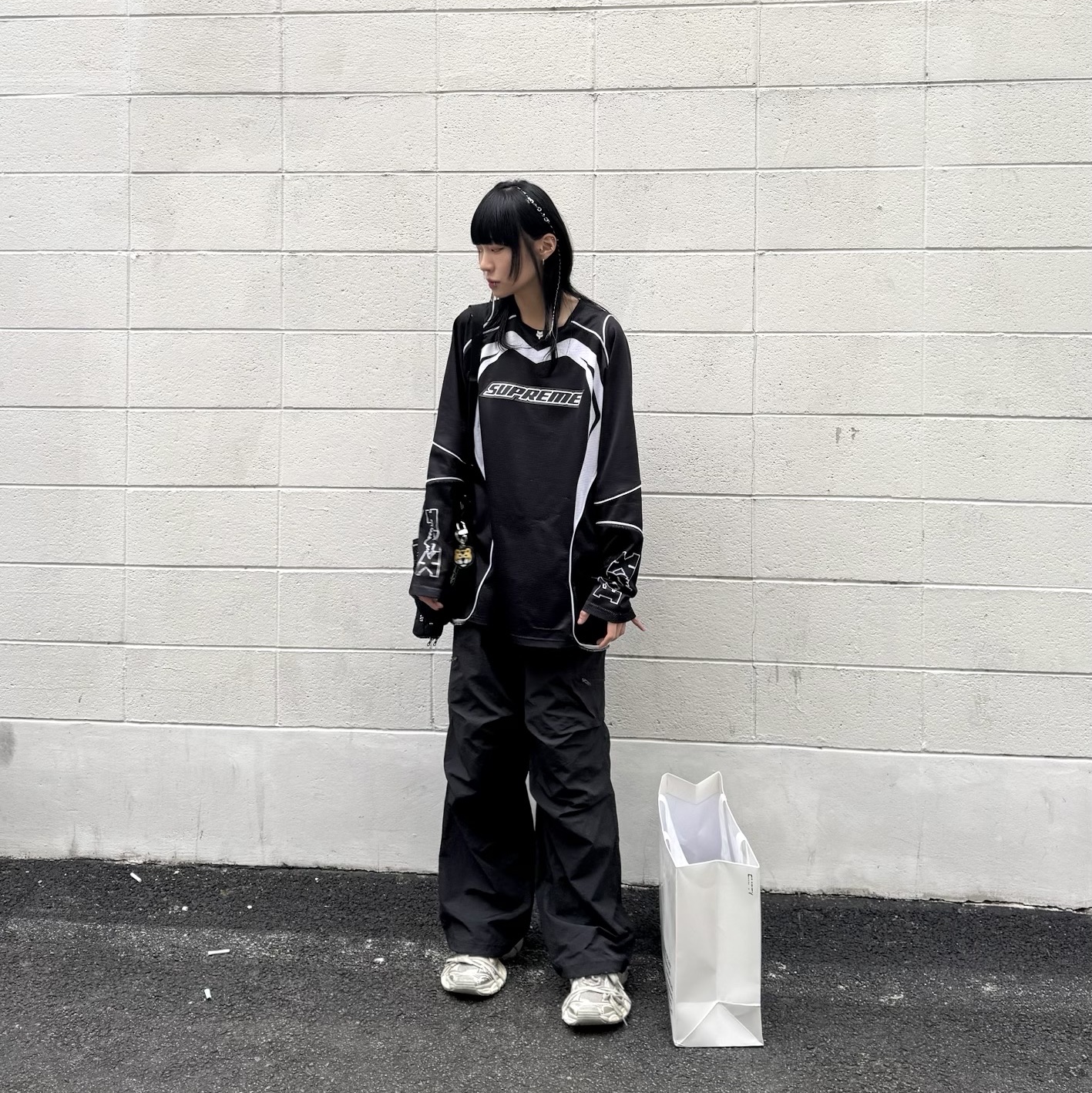 Supreme x Fox Racing Jersey Black - 23FW, Balenciaga 3XL Sneakers Light Beige 착용 스타일 - 3