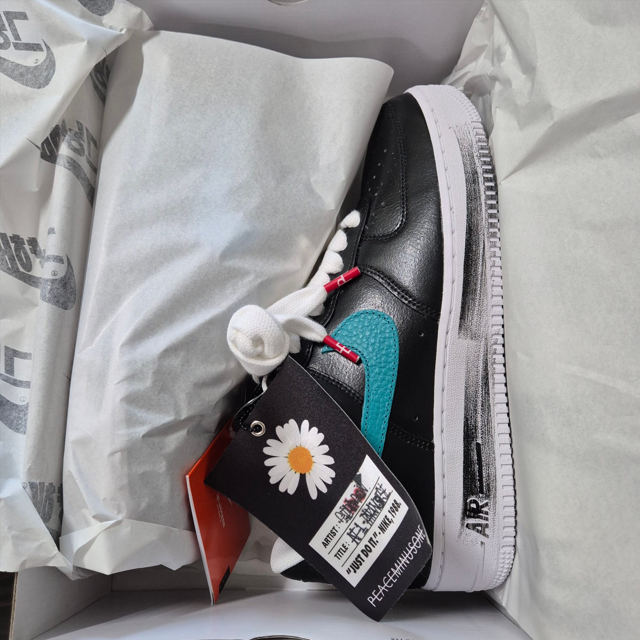 Nike x Stussy LD-1000 SP Action Green and Black, Nike x Peaceminusone Air Force 1 Low Para-Noise 3.0 Black and Multicolor 착용 스타일 - 2