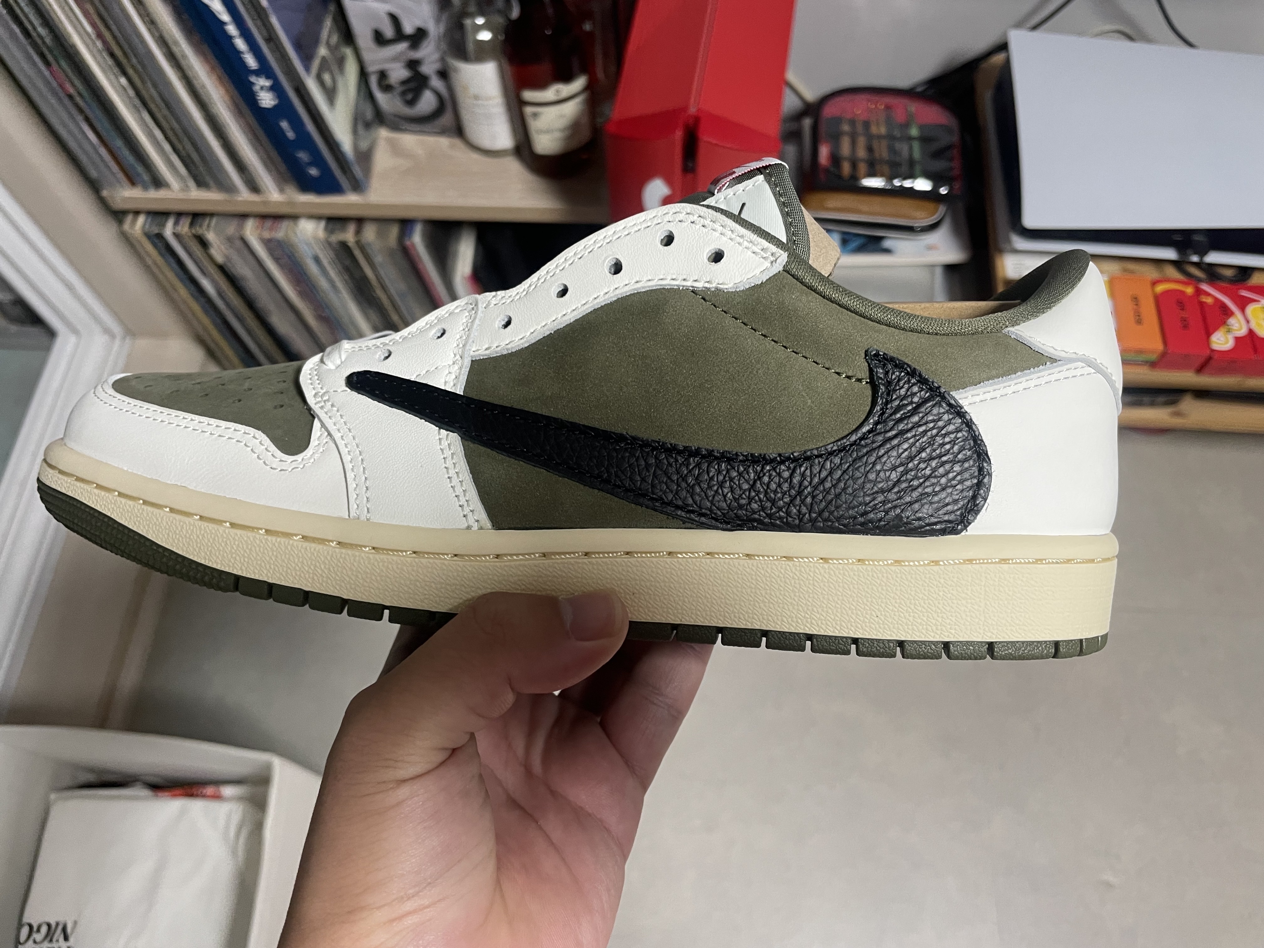 Jordan 1 x Travis Scott Retro Low OG SP Reverse Olive 착용 스타일