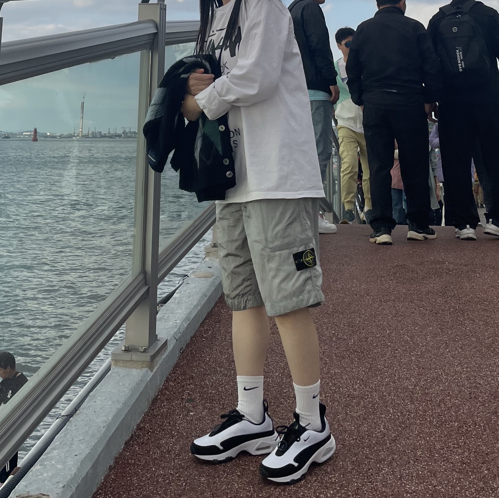 Stussy World Tour LS T-Shirt White 2023, Nike x Comme des Garcons Homme Plus Air Max Sunder SP White Black 착용 스타일 - 1
