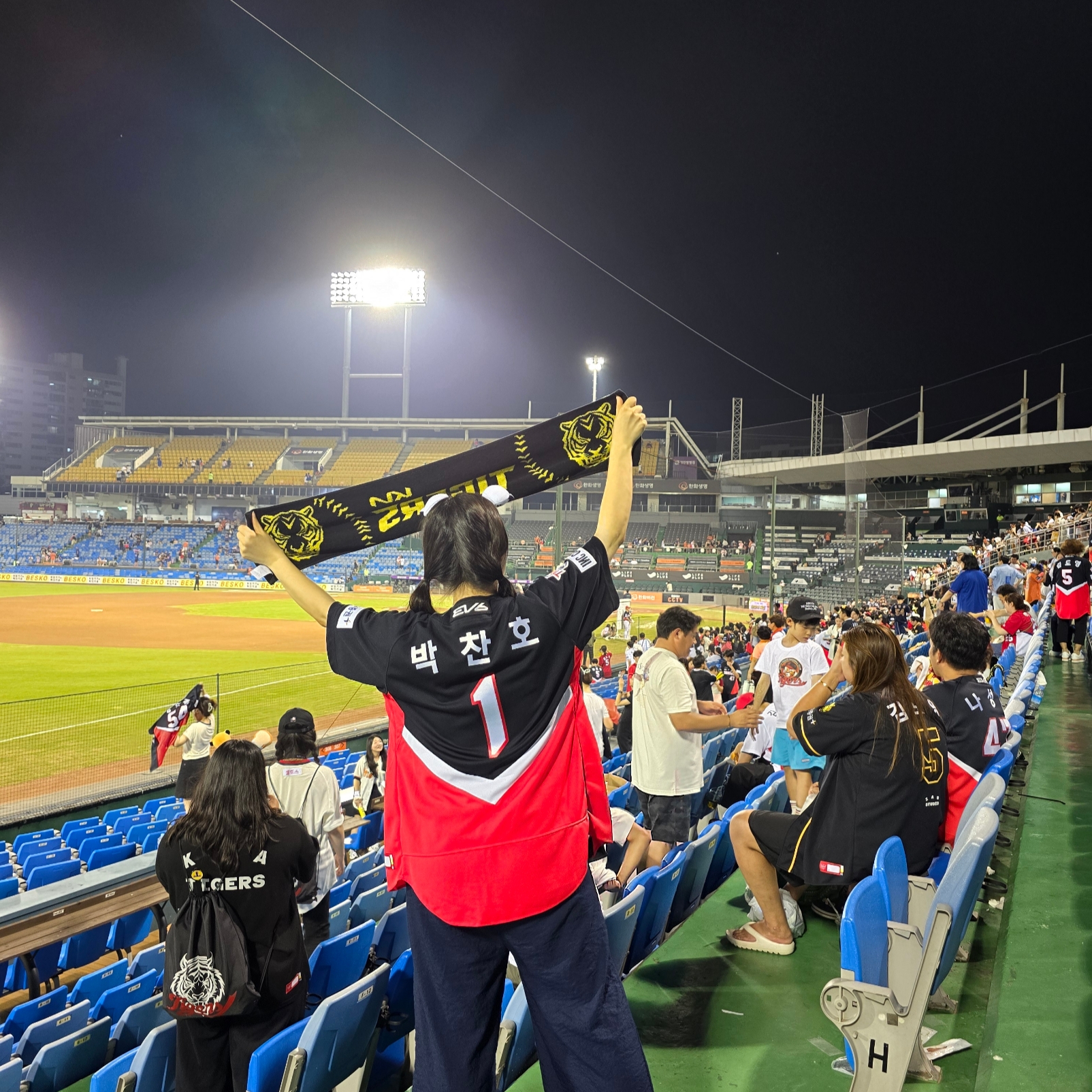 Kia Tigers x IAB Studio 24 Authentic Away Uniform Black (Non Marking Ver.) 착용 스타일