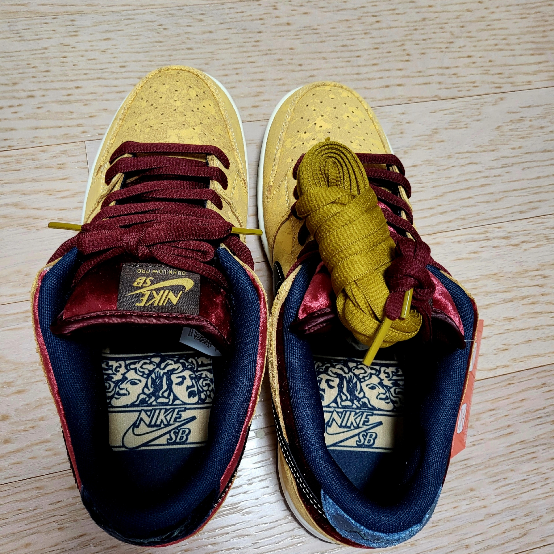 Nike SB Dunk Low Pro Celestial Gold and Dark Team Red 착용 스타일 - 3