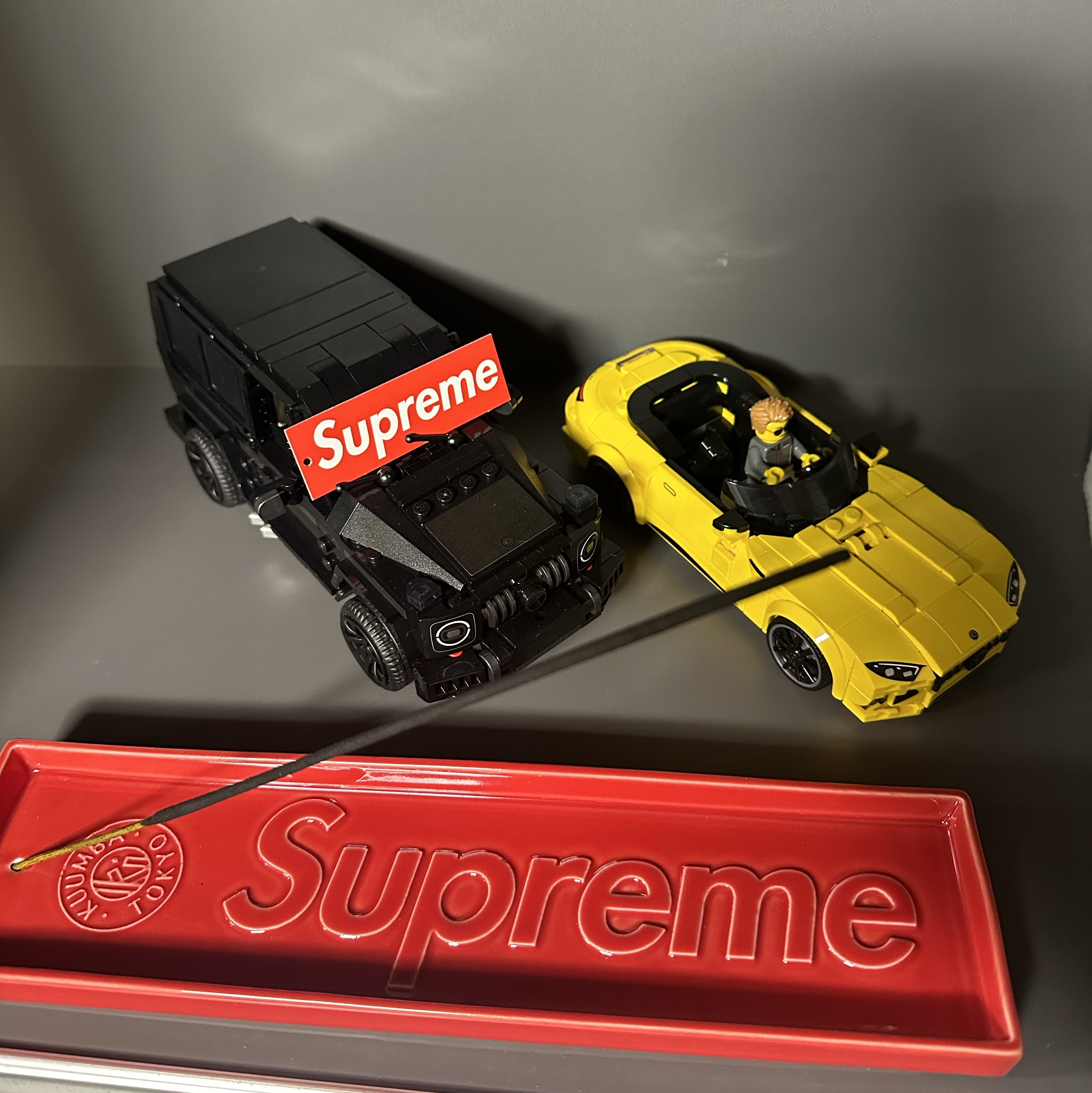 Supreme Kuumba Incense Tray Red - 24SS 착용 스타일