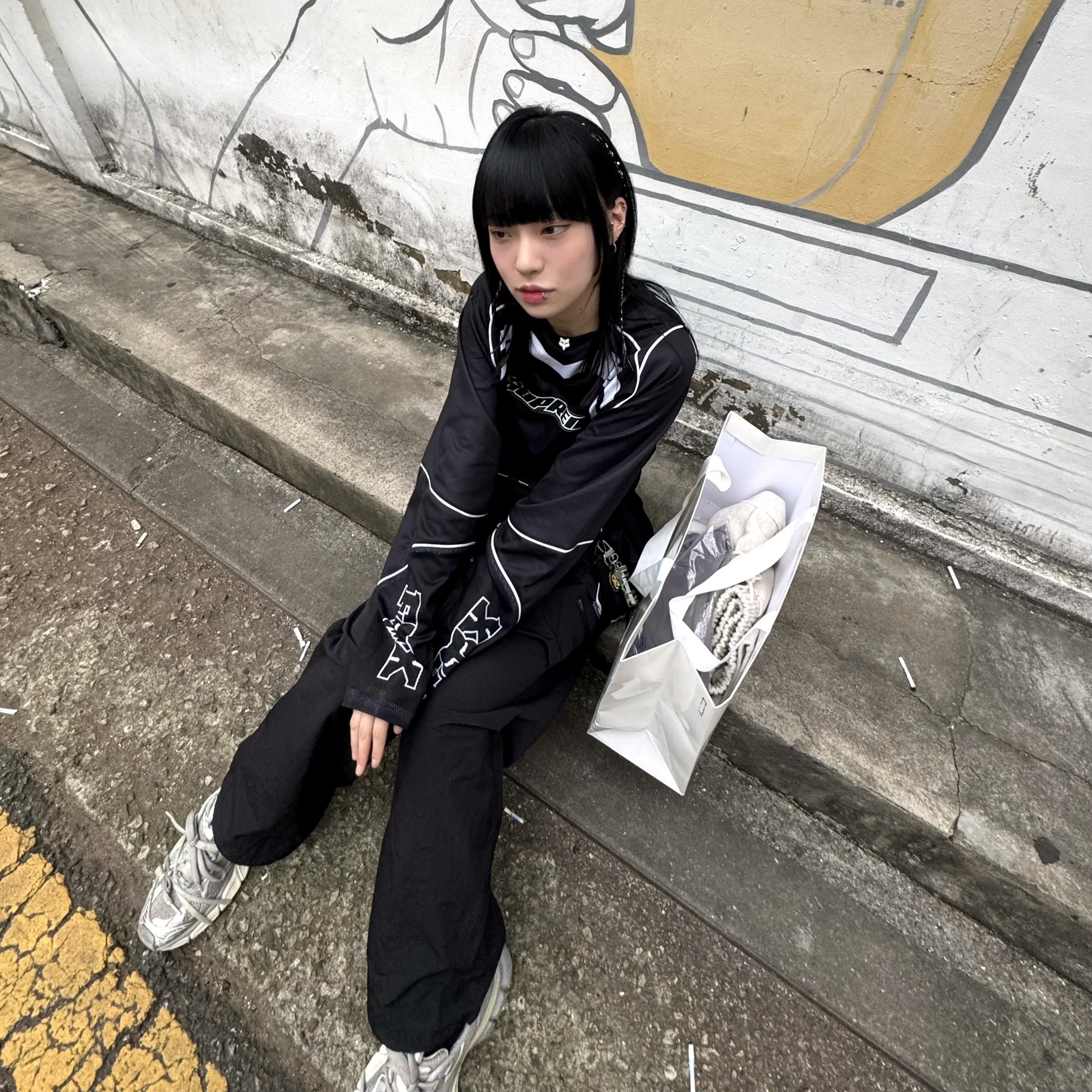 Supreme x Fox Racing Jersey Black - 23FW, Balenciaga 3XL Sneakers Light Beige 착용 스타일 - 1