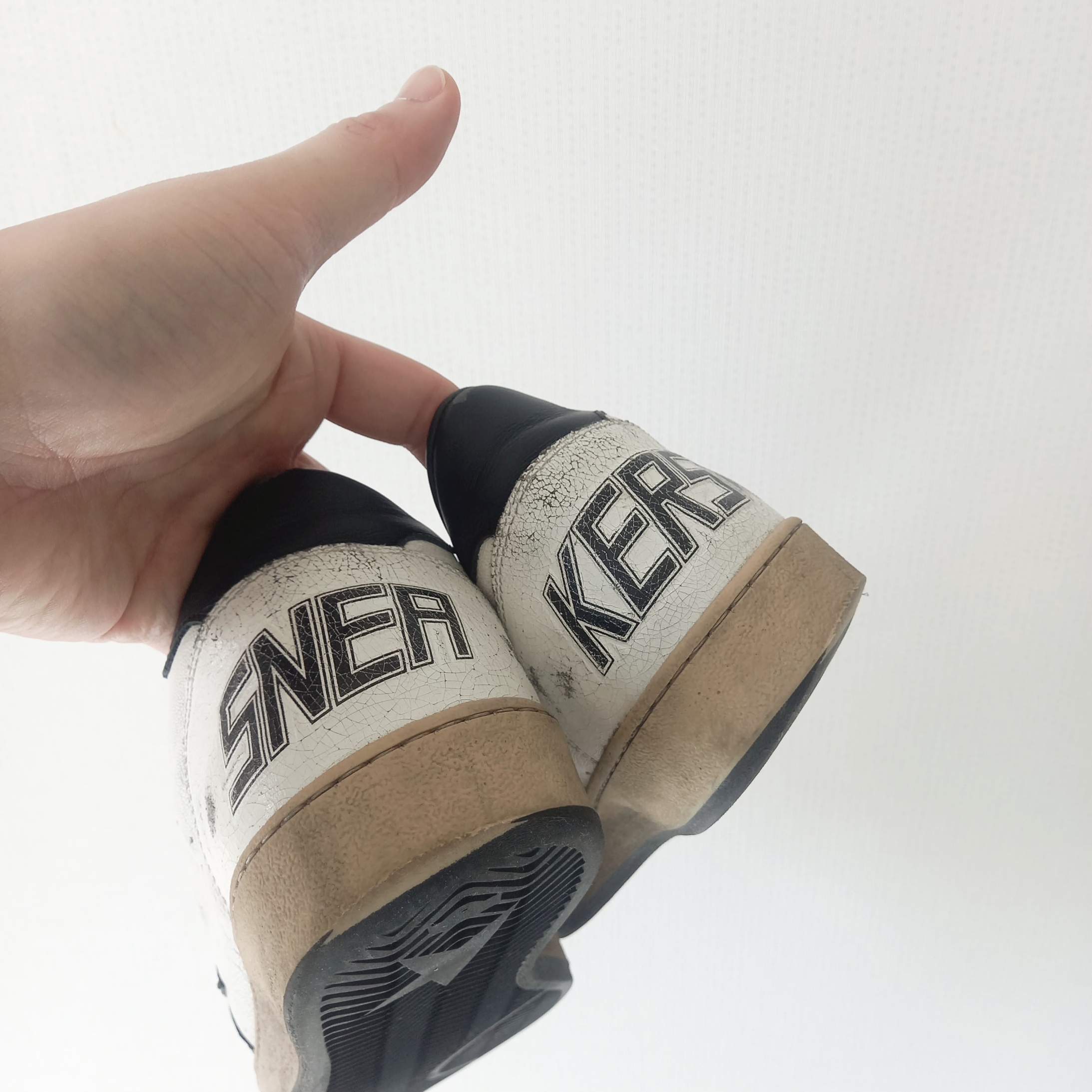Golden Goose Ball Star White Black Leather Heel Tab Sneakers 착용 스타일 - 4