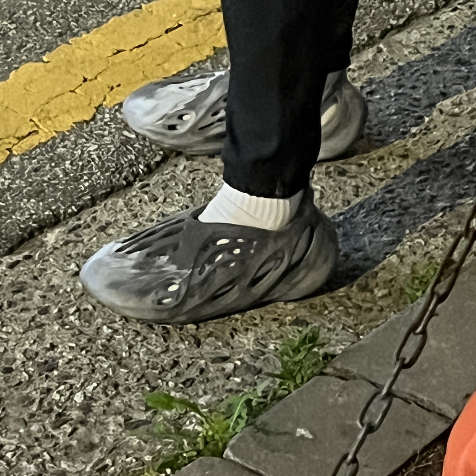 Adidas Yeezy Foam RNNR MX Granite 착용 스타일