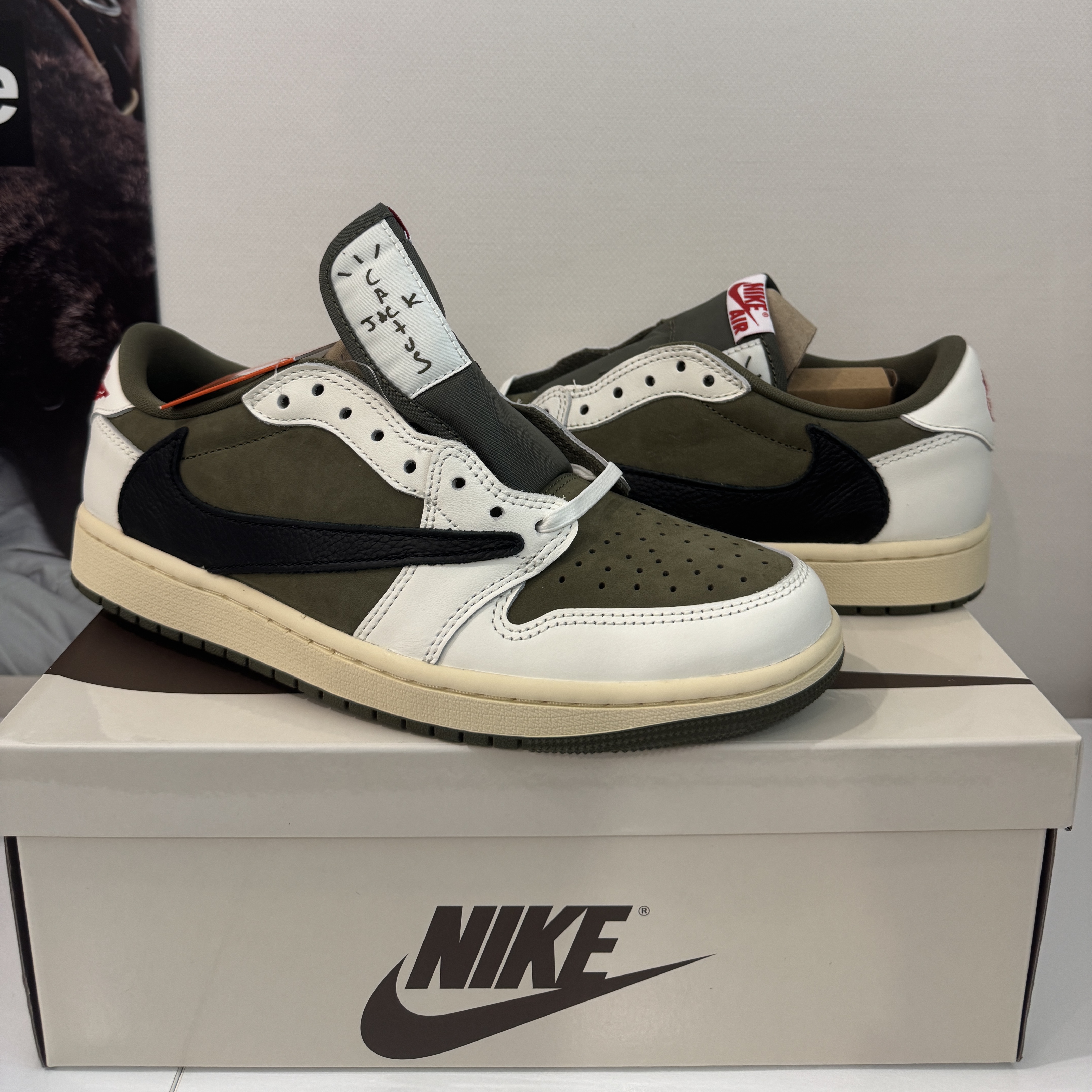 Jordan 1 x Travis Scott Retro Low OG SP Reverse Olive 착용 스타일 - 2