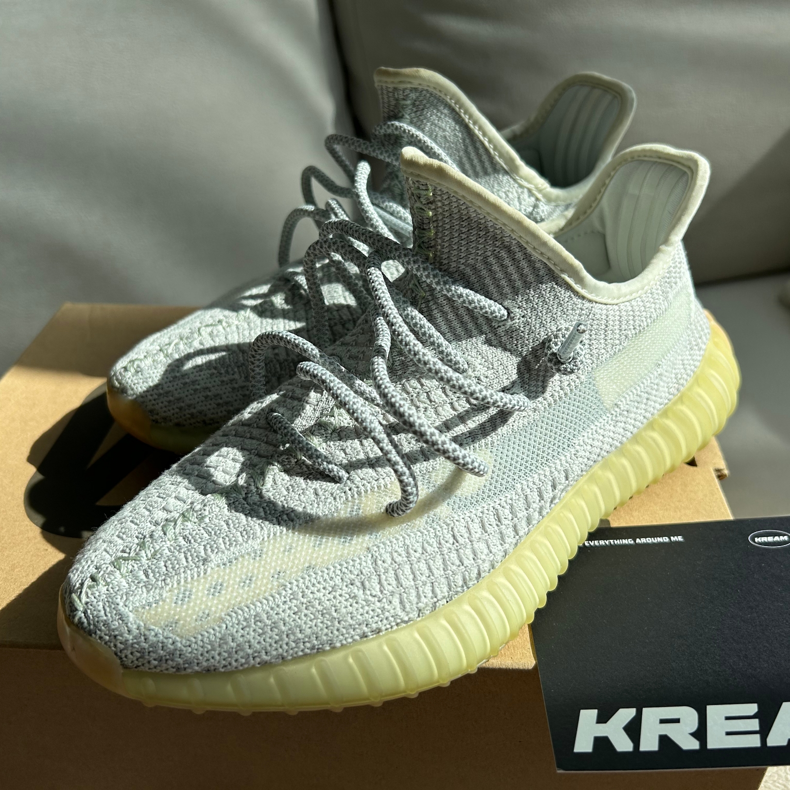 Adidas Yeezy Boost 350 V2 Yeshaya - Non-Reflective 착용 스타일 - 1