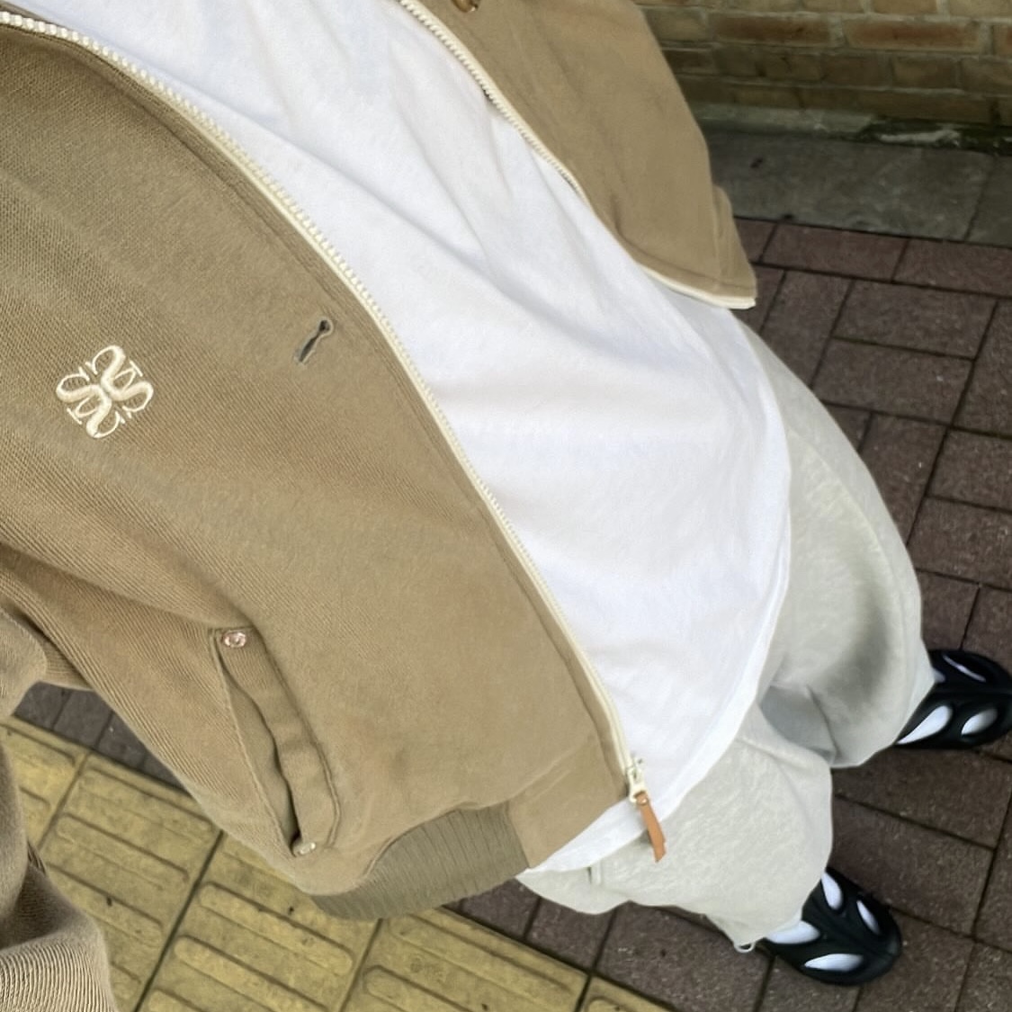 Stussy x Patta Sound Connection T-Shirt White, Dior Bi-Fold Card Holder Black Dior Oblique Jacquard 착용 스타일 - 5