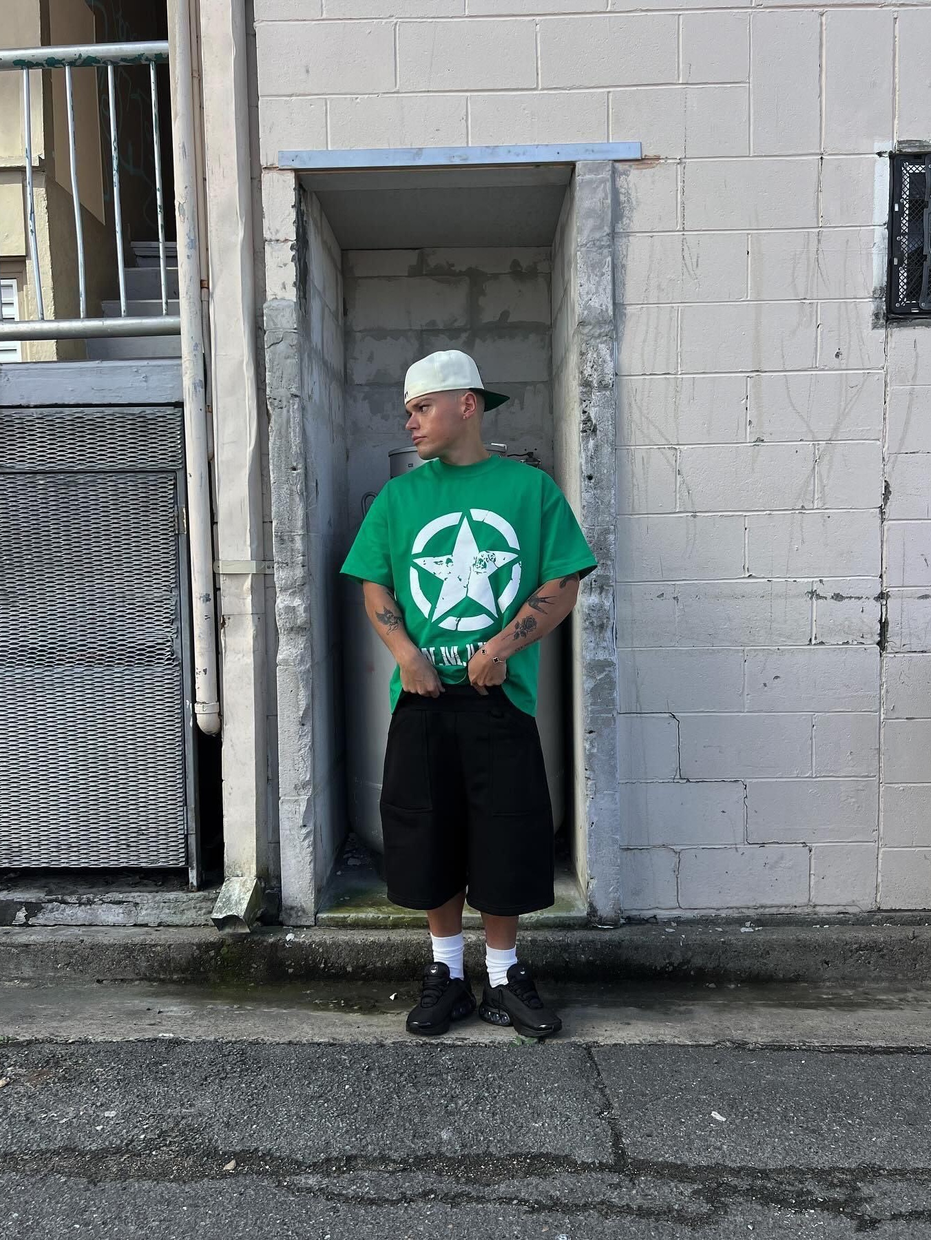 Saint Mxxxxxx x Cactus Plant Flea Market Love of SNT S/S T-Shirt Green, Supreme x MM6 Maison Margiela Box Logo T-Shirt White - 24SS 착용 스타일 - 2