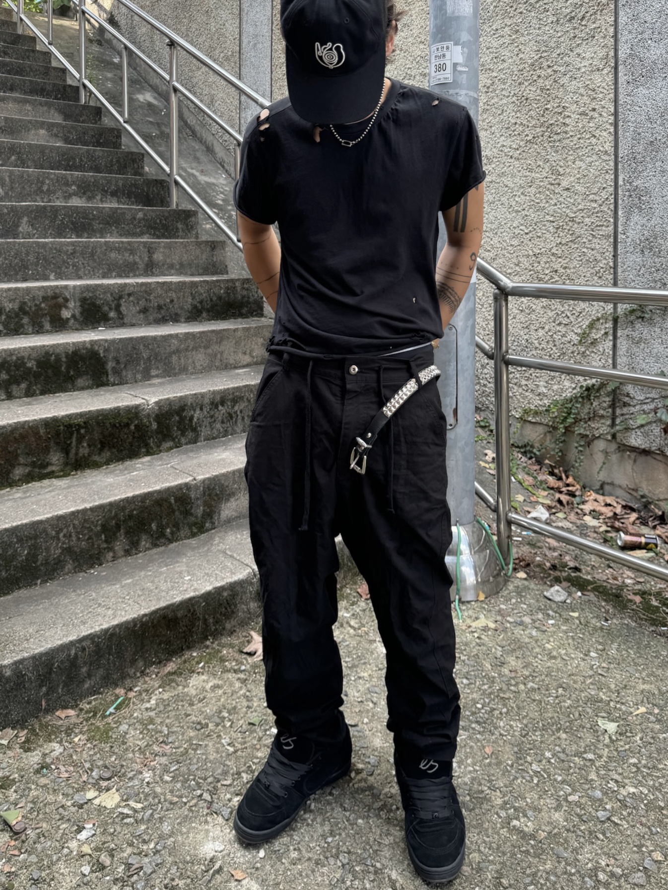 Ecrzn Curved Baggy Pants Black 착용 스타일 - 2