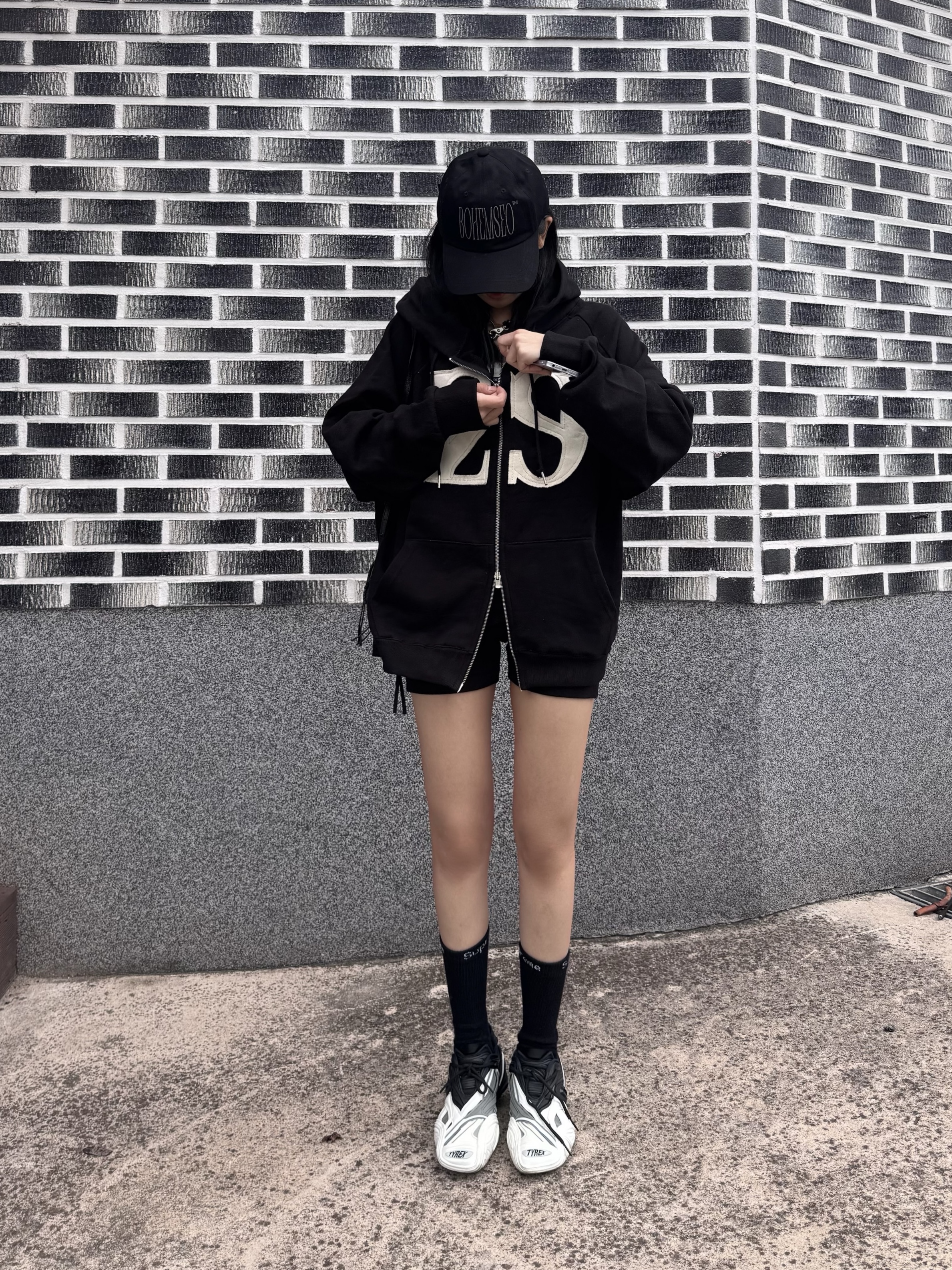 (W) Balenciaga Tyrex Sneakers Black White, Balenciaga Grained Calfskin Neo Classic Super Nano Handbag Black 착용 스타일 - 2