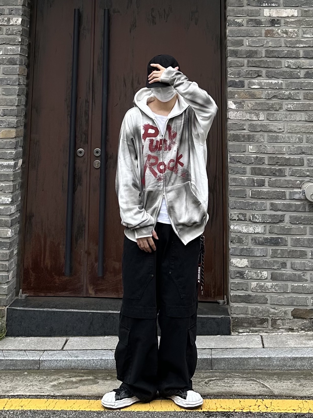 Maison Mihara Yasuhiro Blakey OG Sole Canvas Low-top Sneakers Black White, Maison Mihara Yasuhiro Blakey OG Sole Leather Low-top Sneakers Black 착용 스타일 - 2