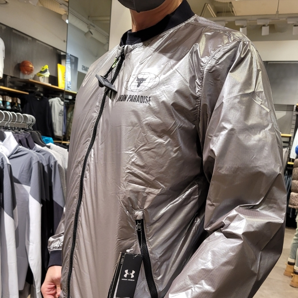 Under Armour Project Rock Disrupt Bomber Jacket Metallic Tin Black 착용 스타일 - 1