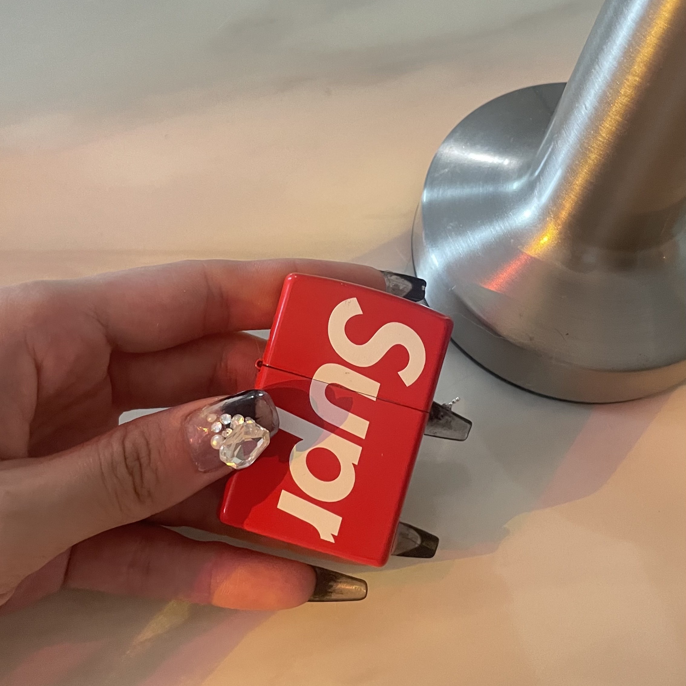 Supreme Logo Zippo Red 착용 스타일