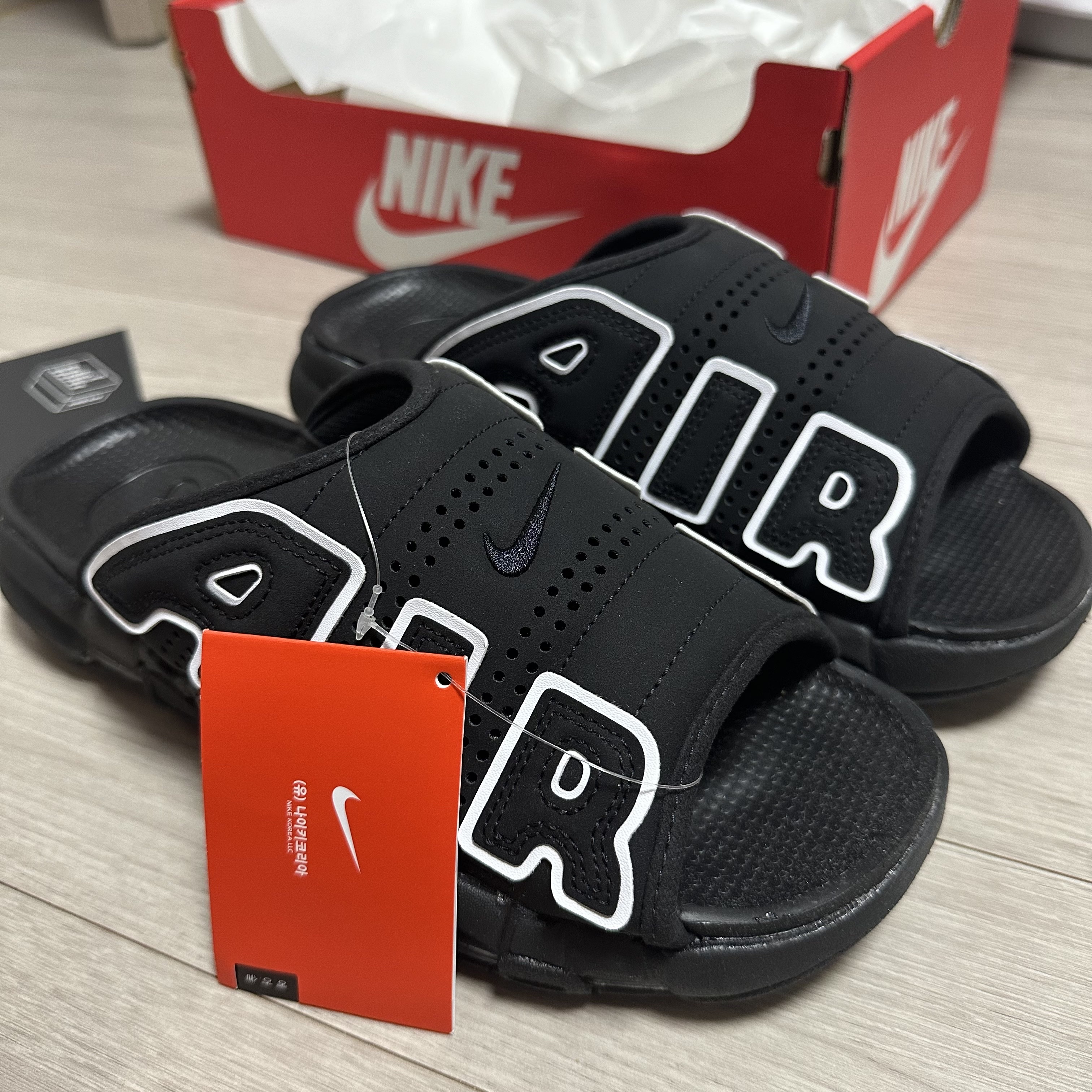 Nike Air More Uptempo Slide Black White 착용 스타일