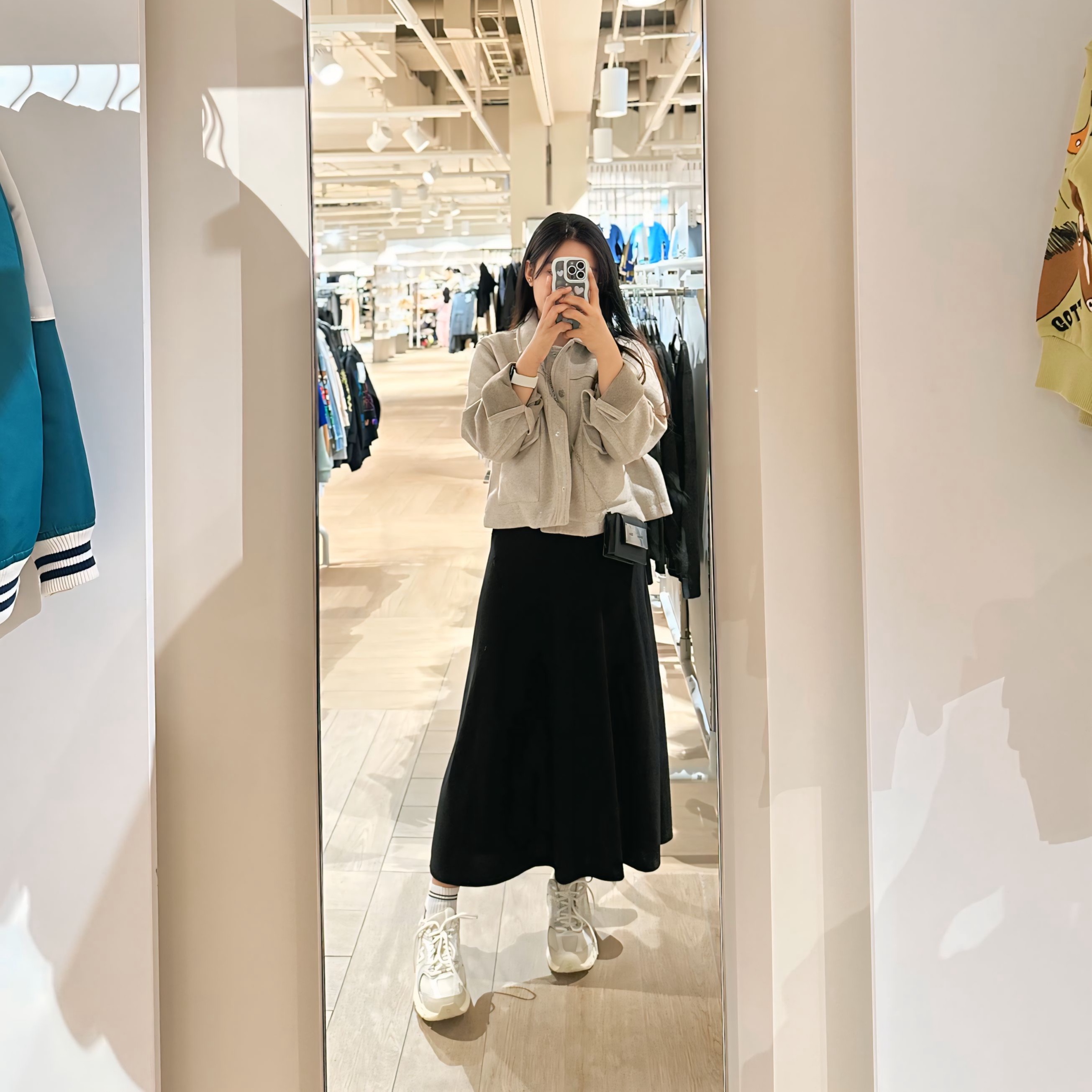 New Balance 530 Beige Angora, Matin Kim Accordion Mini Bag Black 착용 스타일