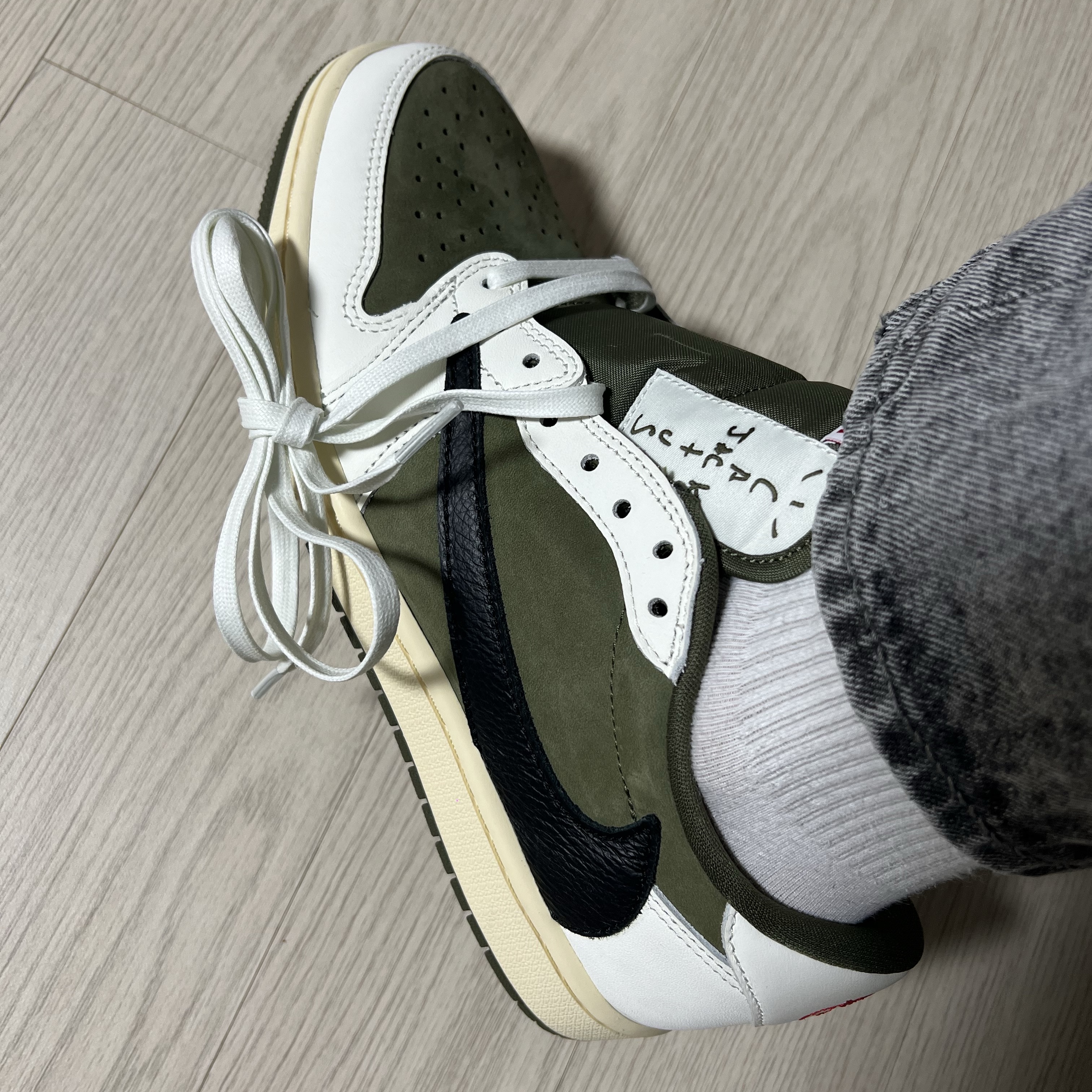 Jordan 1 x Travis Scott Retro Low OG SP Reverse Olive 착용 스타일 - 3