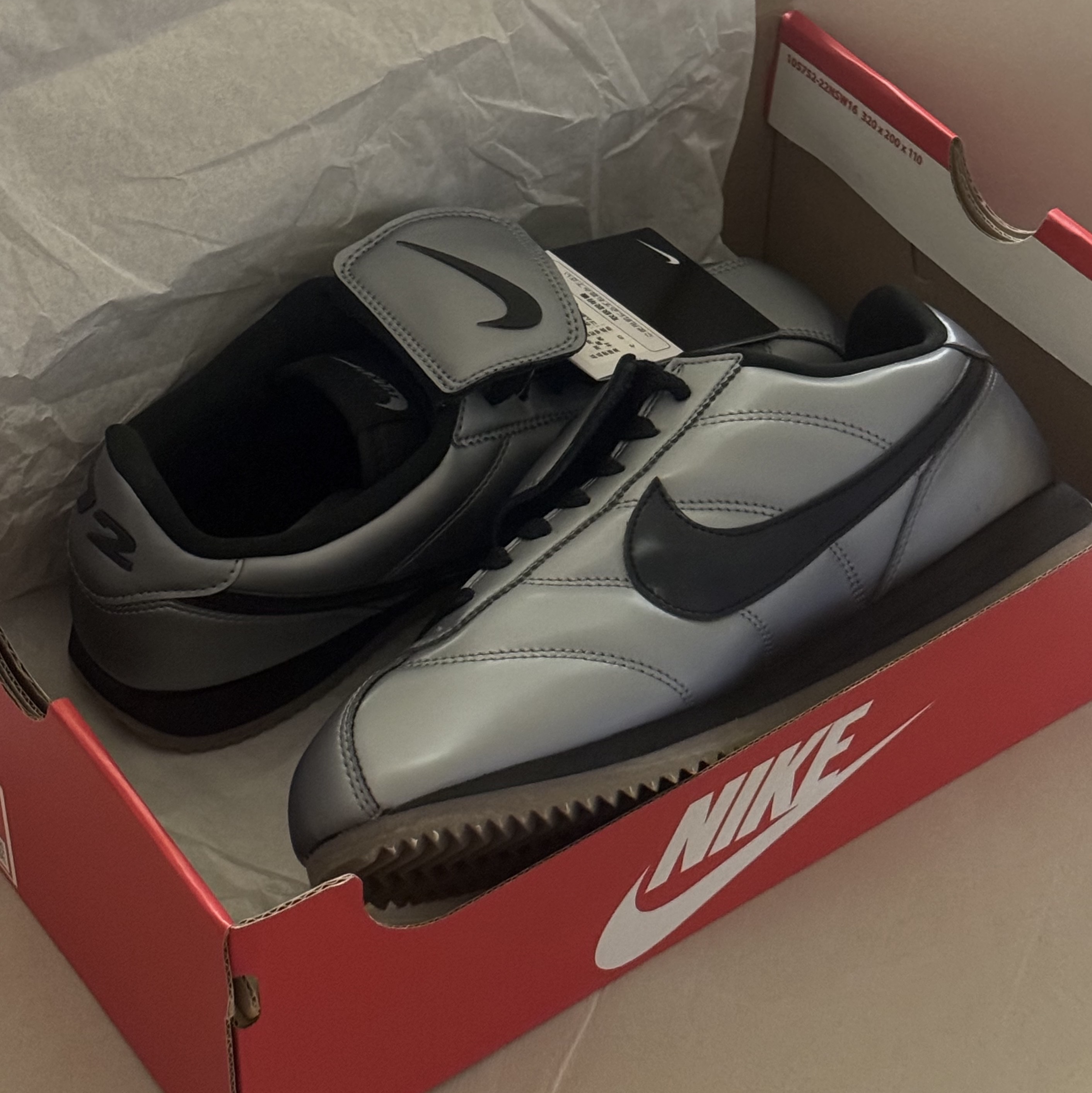 Nike Cortez Leather SE Metallic Cool Grey Black 착용 스타일 - 1