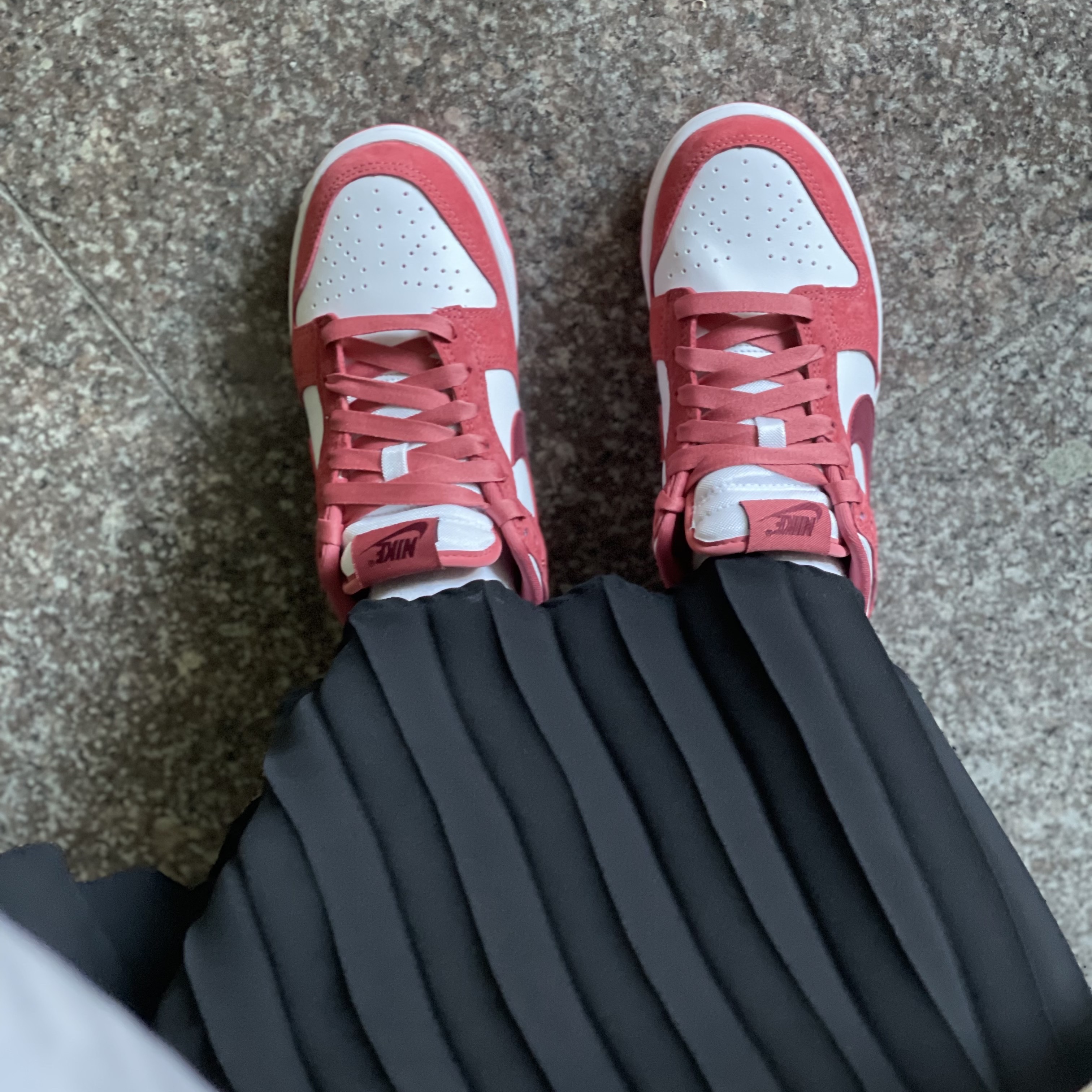 (W) Nike Dunk Low Valentine Day White Adobe 착용 스타일 - 1