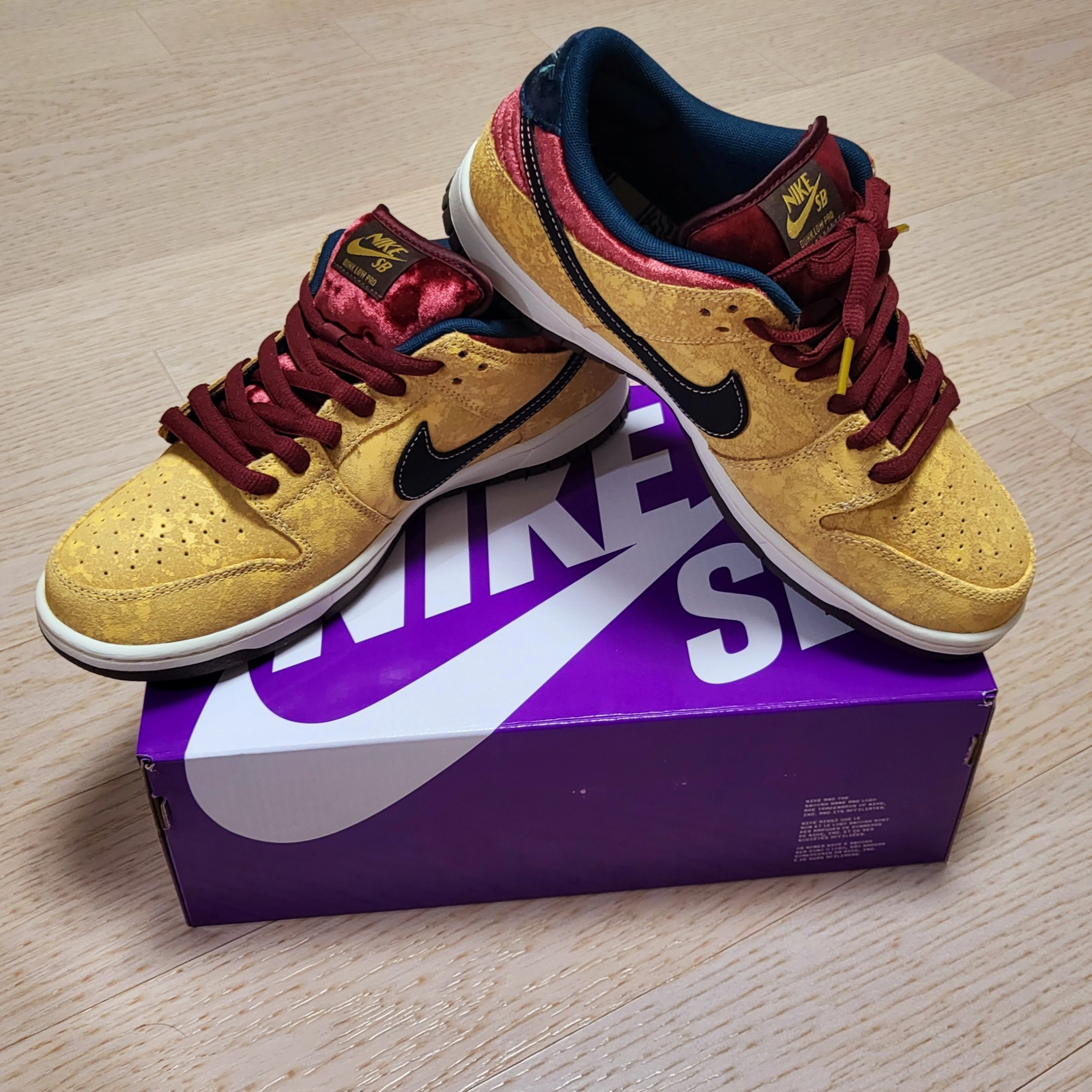 Nike SB Dunk Low Pro Celestial Gold and Dark Team Red 착용 스타일 - 2