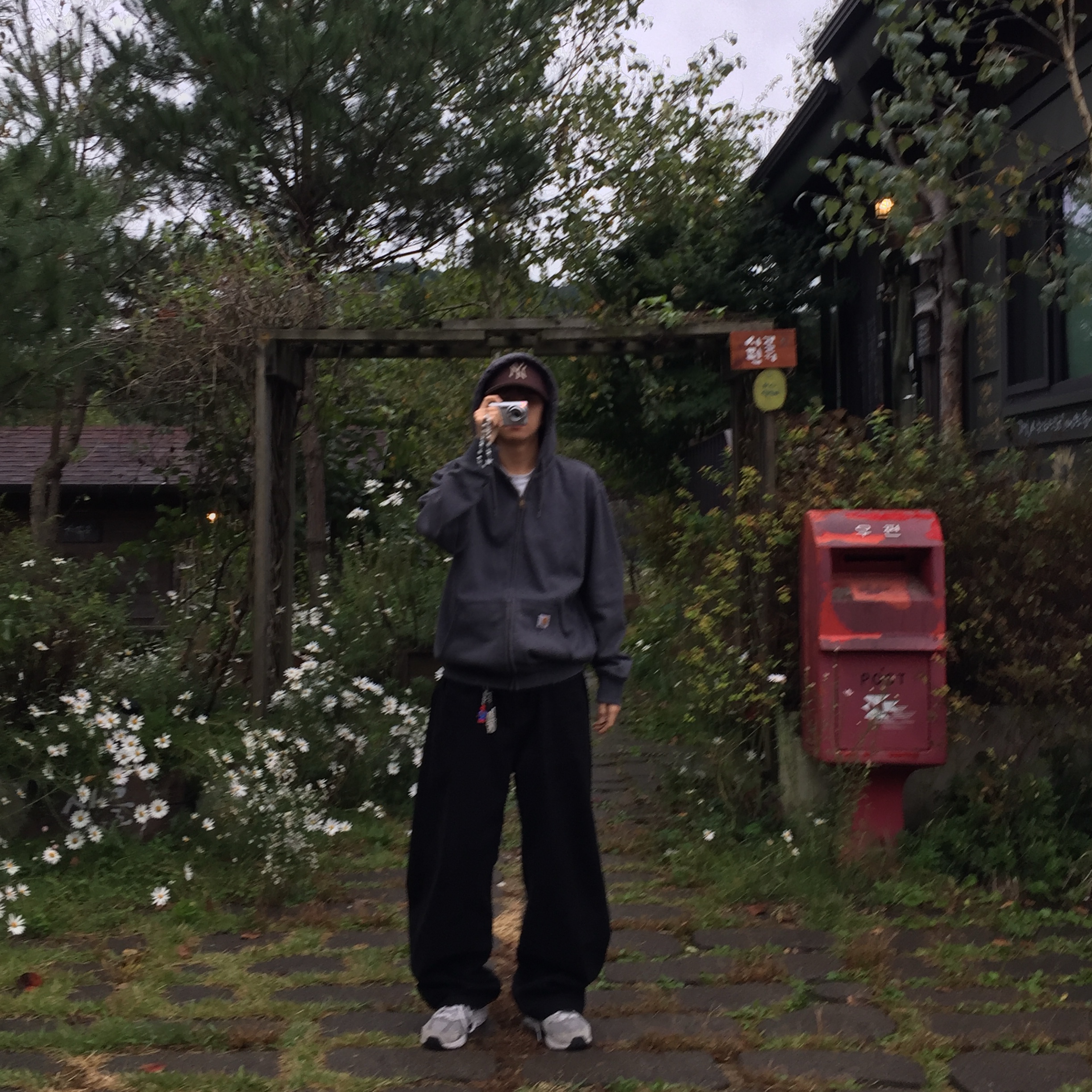 Millo Archive Reflect Curved Pants Black 착용 스타일