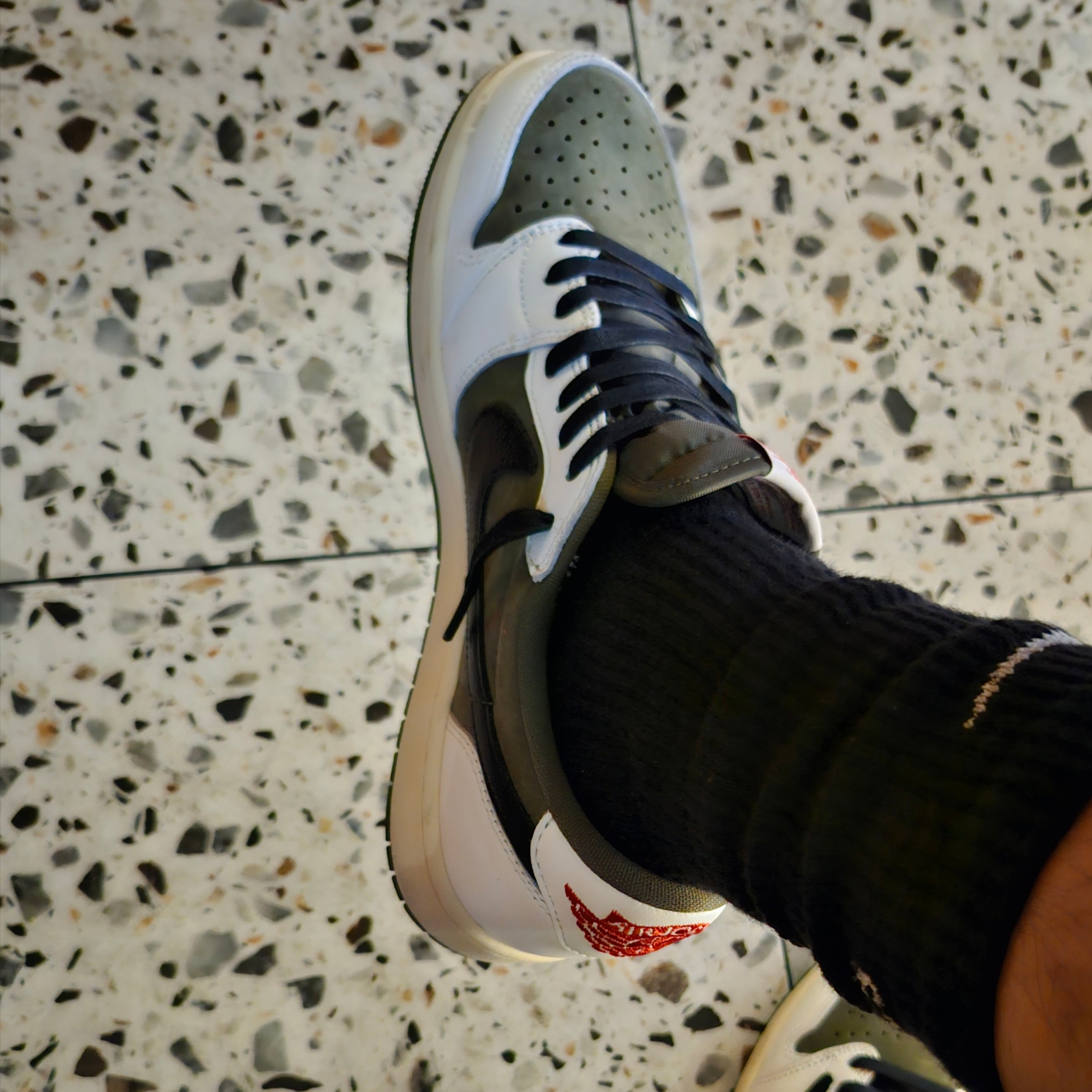 Jordan 1 x Travis Scott Retro Low OG SP Reverse Olive 착용 스타일