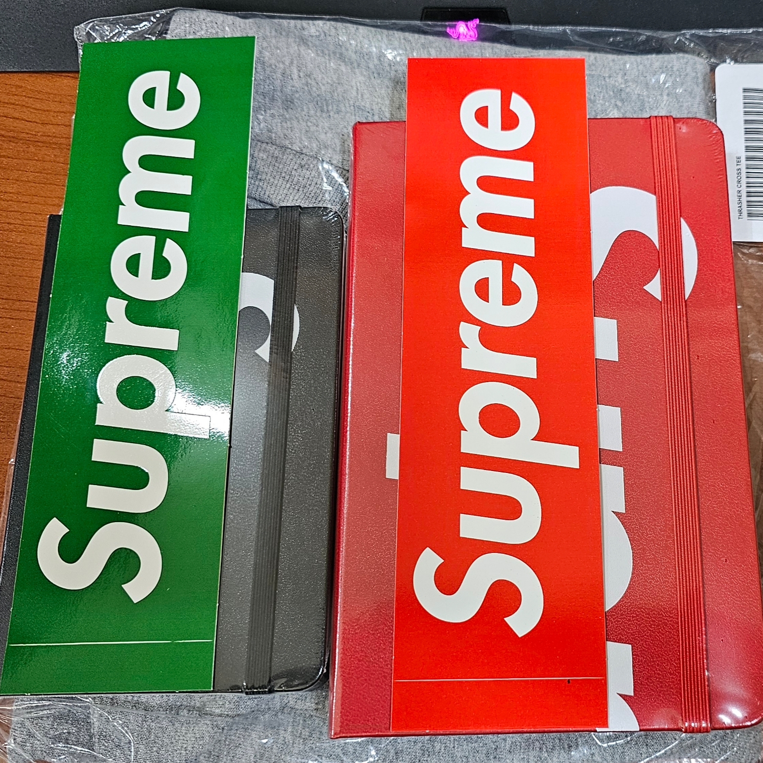 Supreme x Moleskine Notebook Red - 24FW, Supreme x Moleskine Pocket Notebook Black - 24FW 착용 스타일 - 1