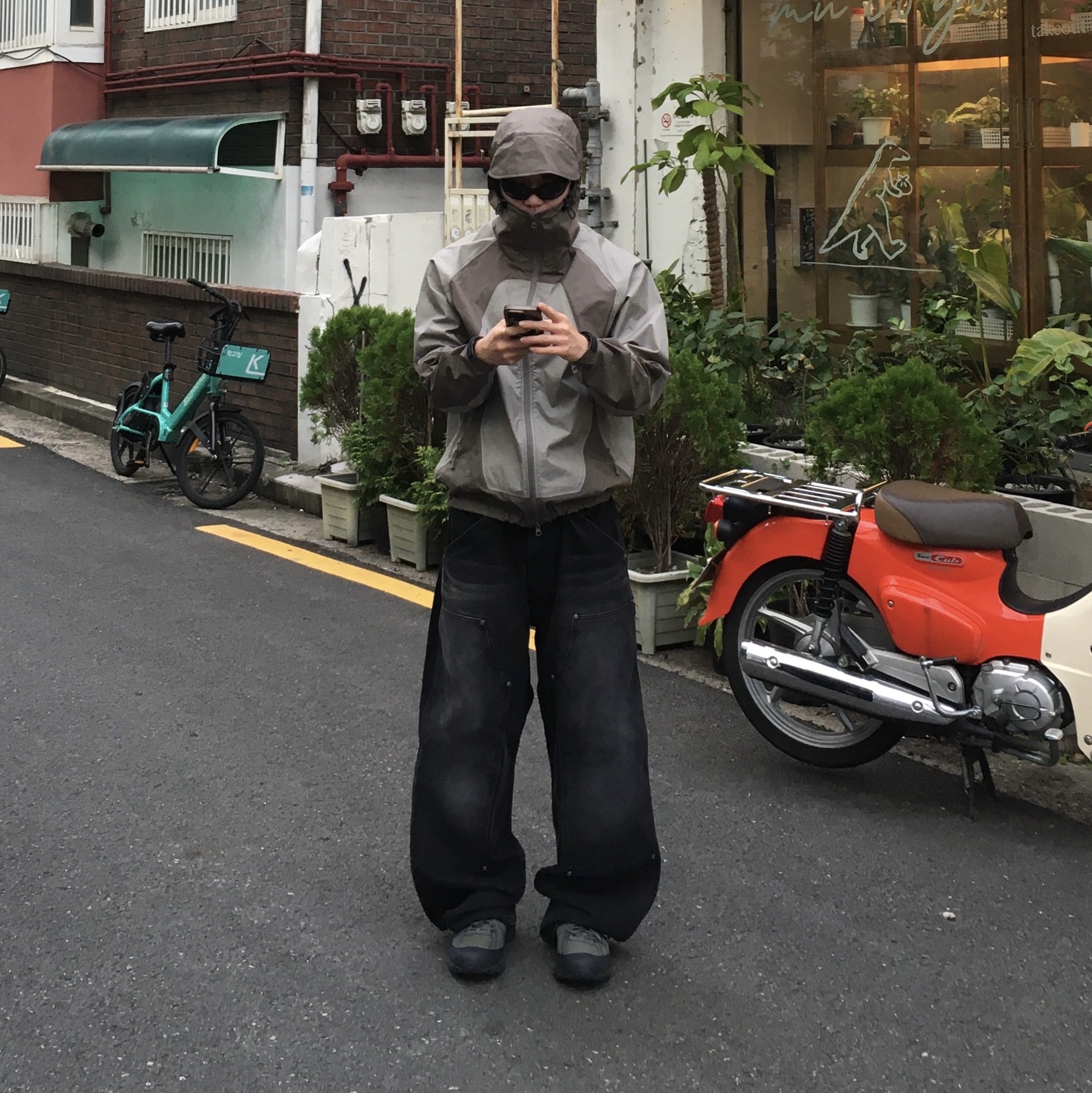 Sansan Gear 3L Jacket Mud Khaki - 23SS, Oakley Eye Jacket Redux Matte Black Frame Prizm Grey Lenses High Bridge Fit 착용 스타일 - 1