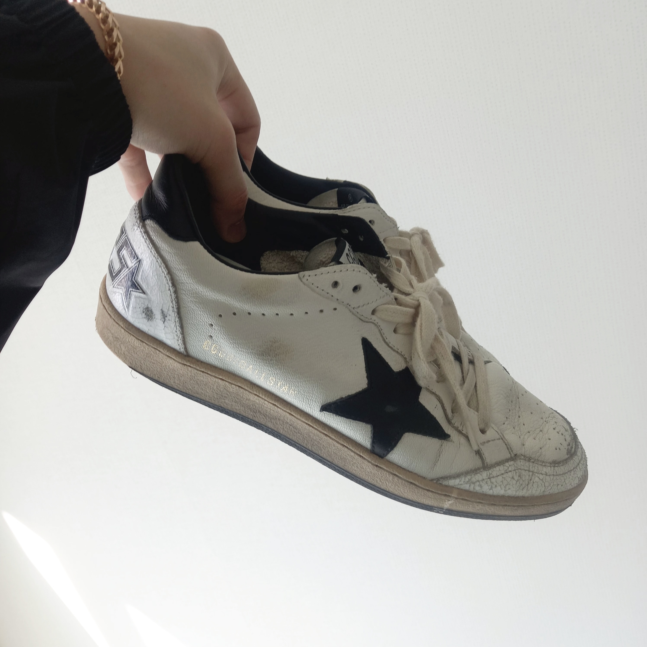 Golden Goose Ball Star White Black Leather Heel Tab Sneakers 착용 스타일 - 2