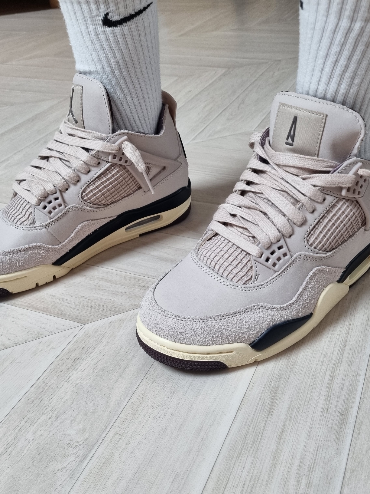 (W) Jordan 4 x A Ma Maniere Retro OG SP W.Y.W.S. 착용 스타일 - 3