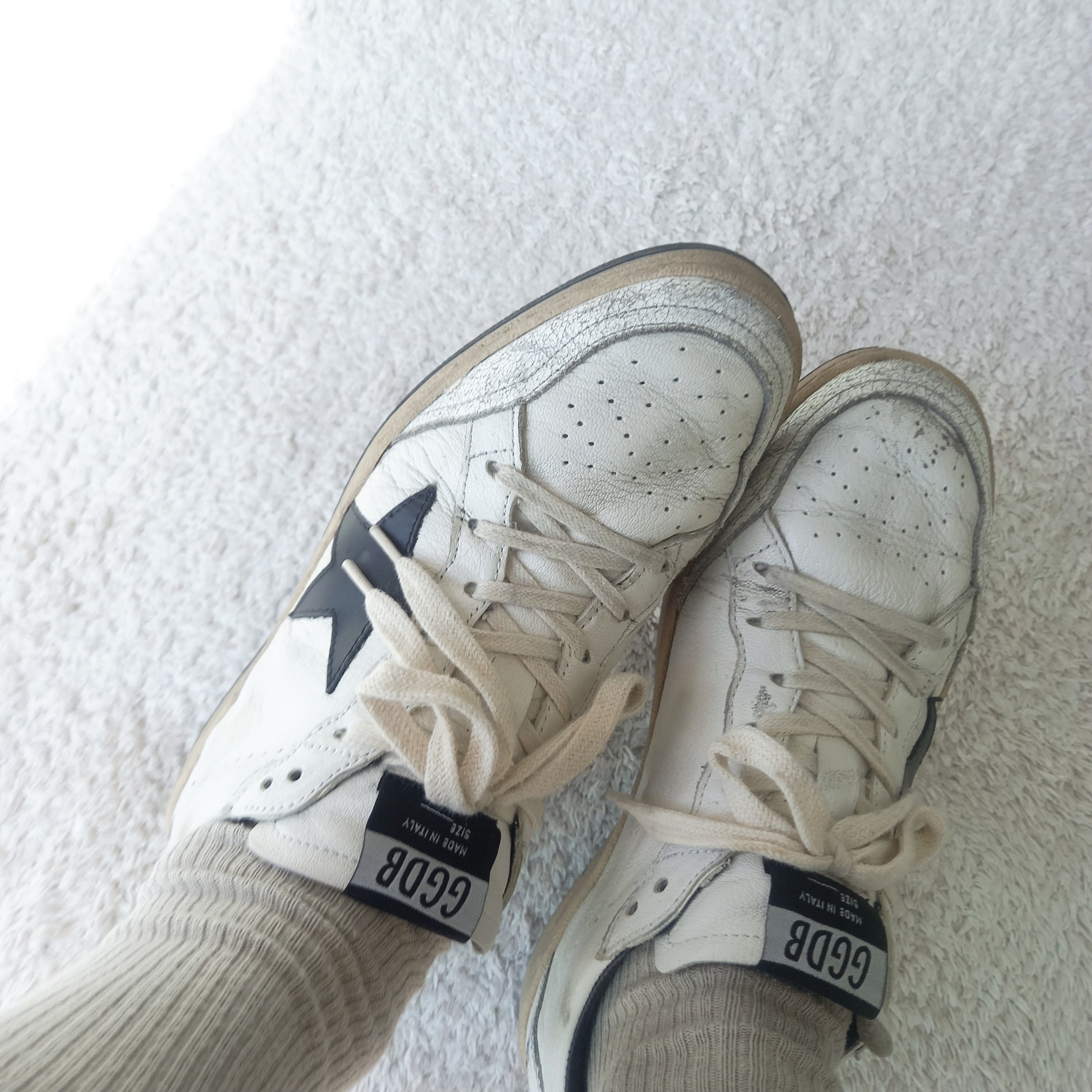 Golden Goose Ball Star White Black Leather Heel Tab Sneakers 착용 스타일 - 10