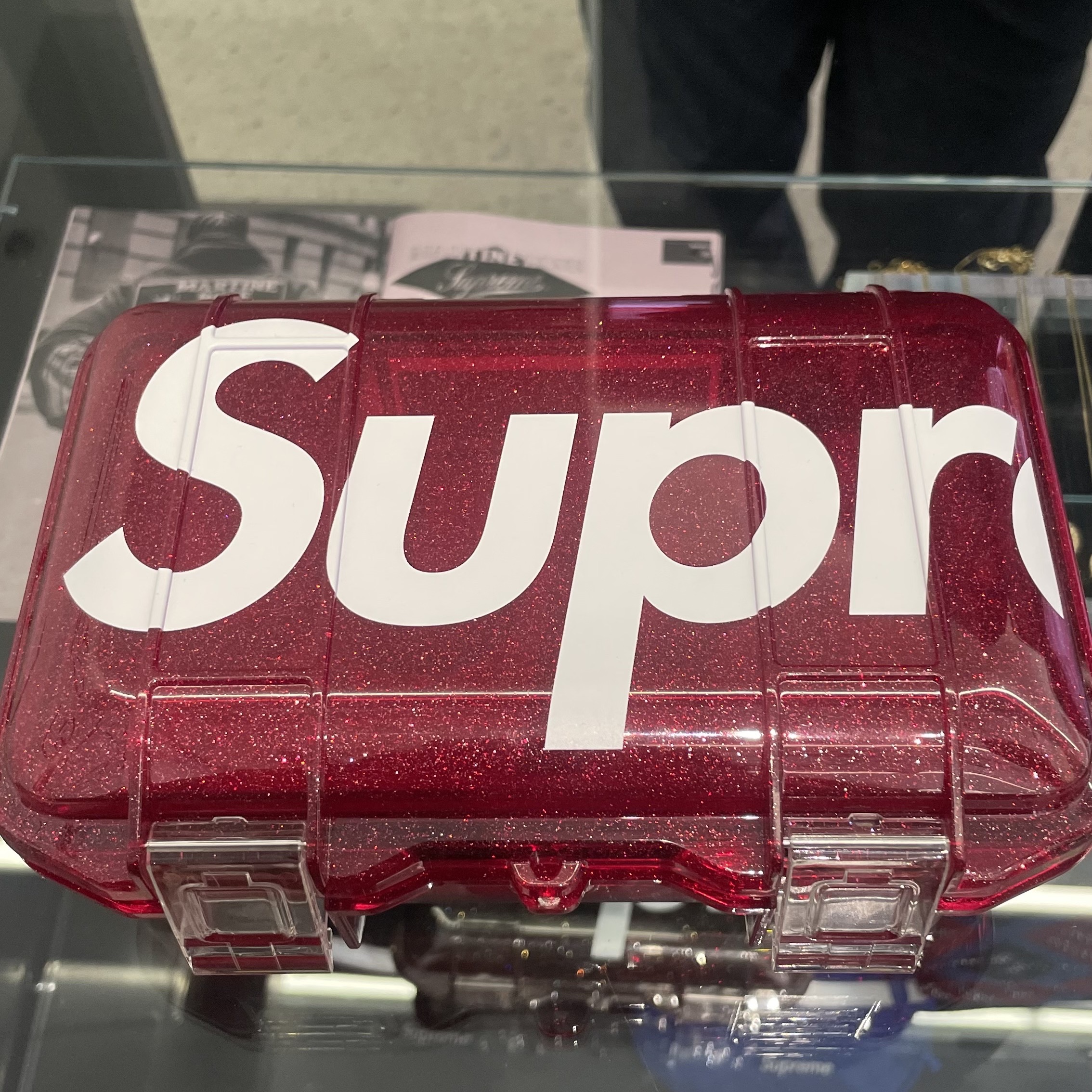 Supreme x Pelican Waterproof M50 Micro Case Red - 24FW 착용 스타일
