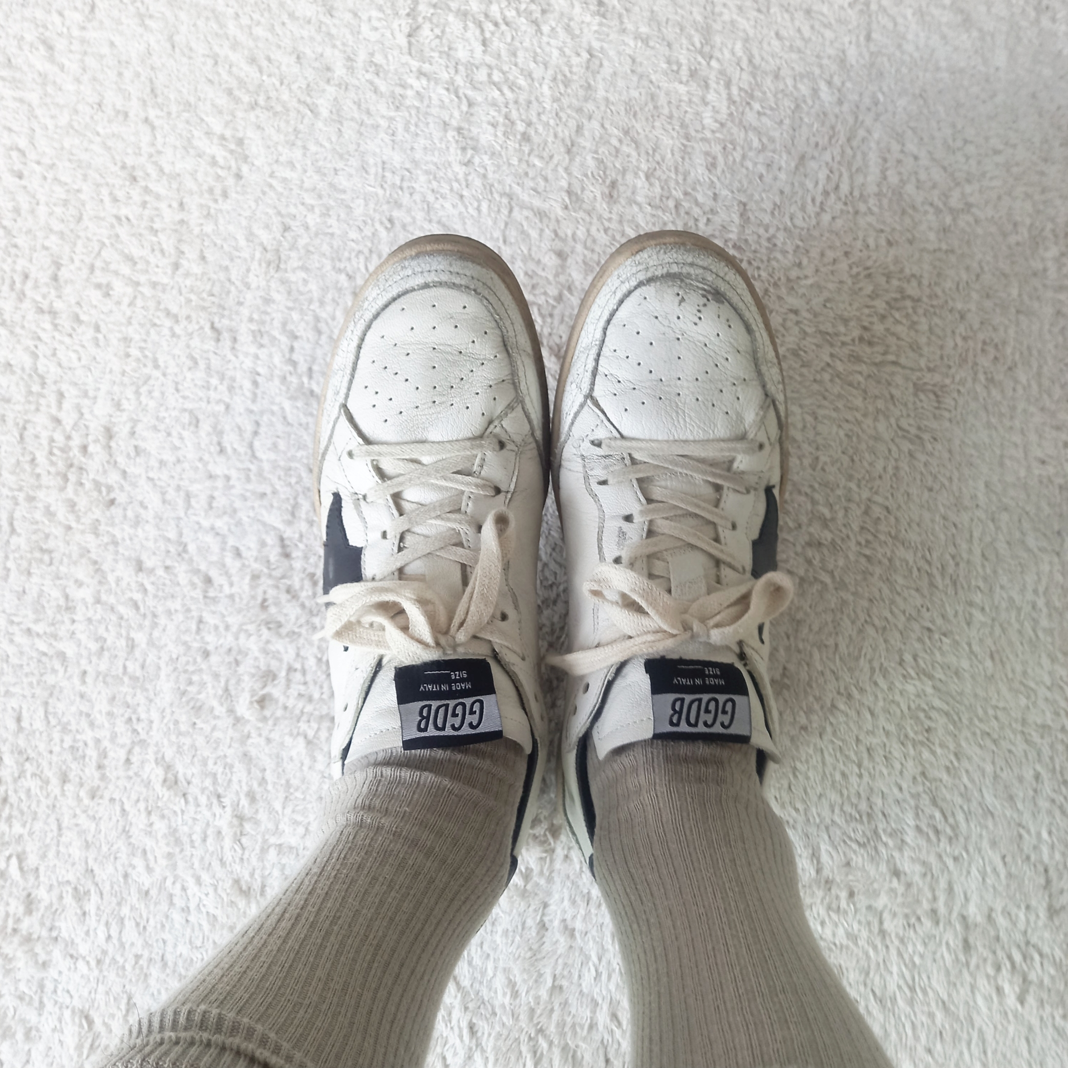 Golden Goose Ball Star White Black Leather Heel Tab Sneakers 착용 스타일 - 8