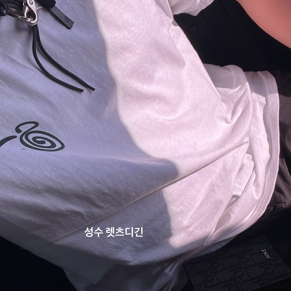 Stussy x Patta Sound Connection T-Shirt White, Dior Bi-Fold Card Holder Black Dior Oblique Jacquard 착용 스타일 - 1