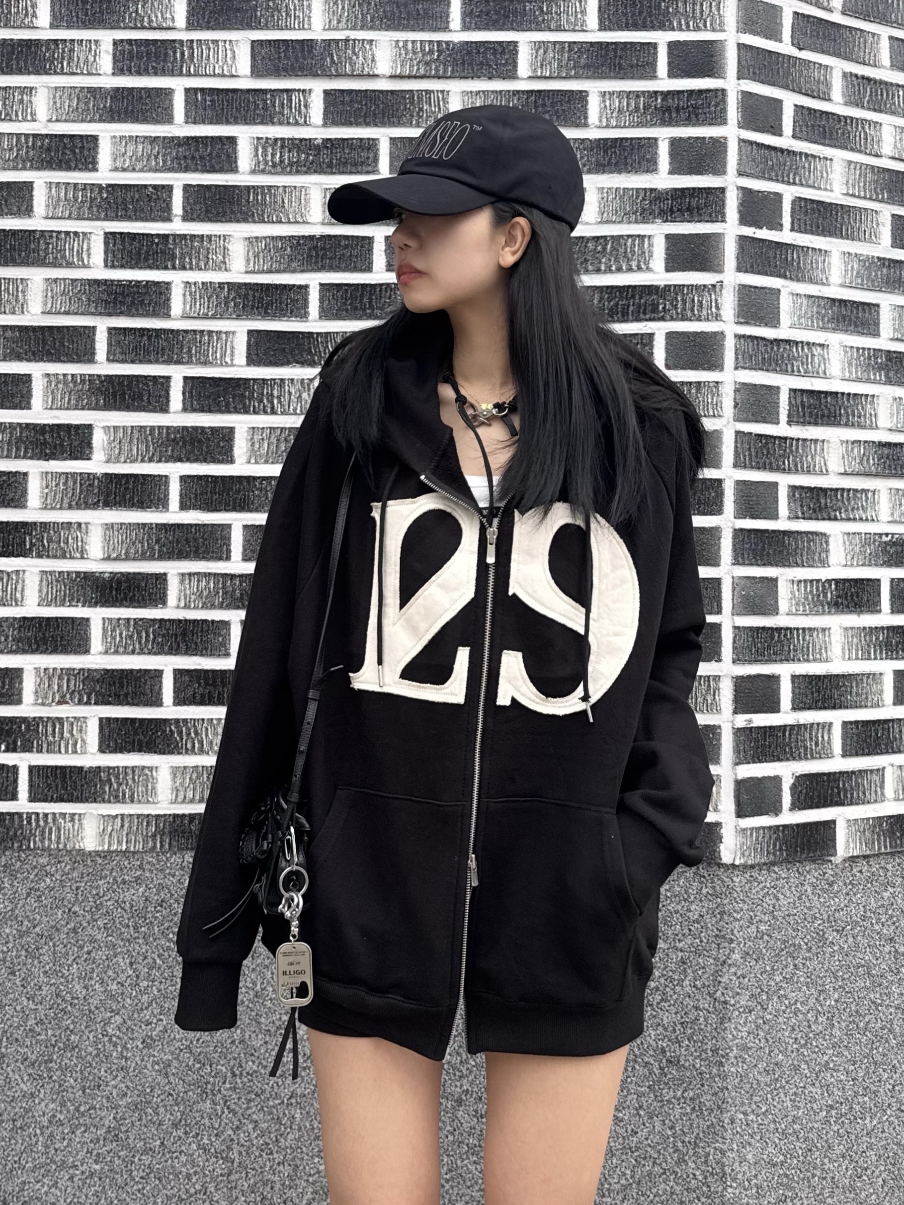 (W) Balenciaga Tyrex Sneakers Black White, Balenciaga Grained Calfskin Neo Classic Super Nano Handbag Black 착용 스타일 - 4