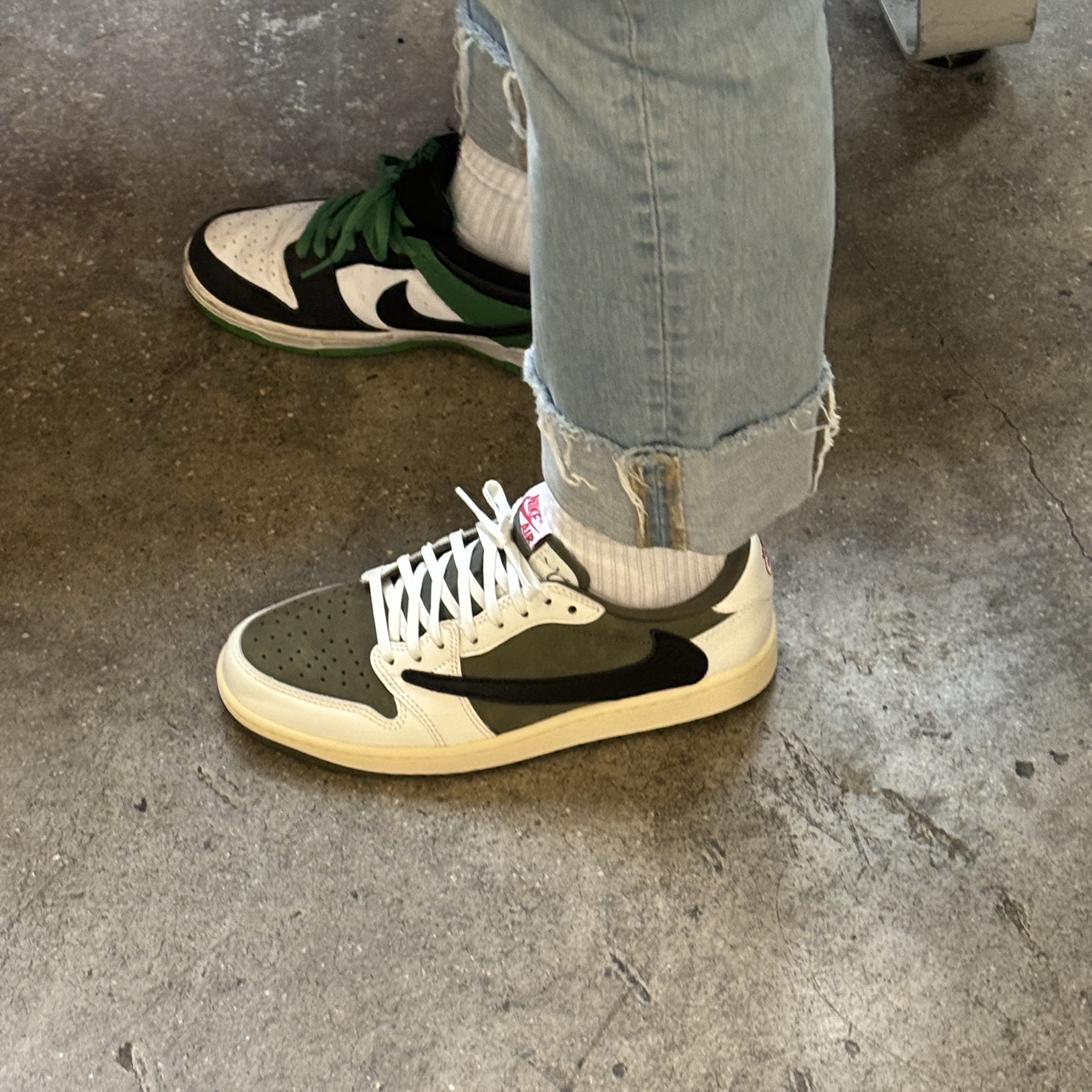 Jordan 1 x Travis Scott Retro Low OG SP Reverse Olive, Nike SB Dunk Low Pro Black and Classic Green 착용 스타일