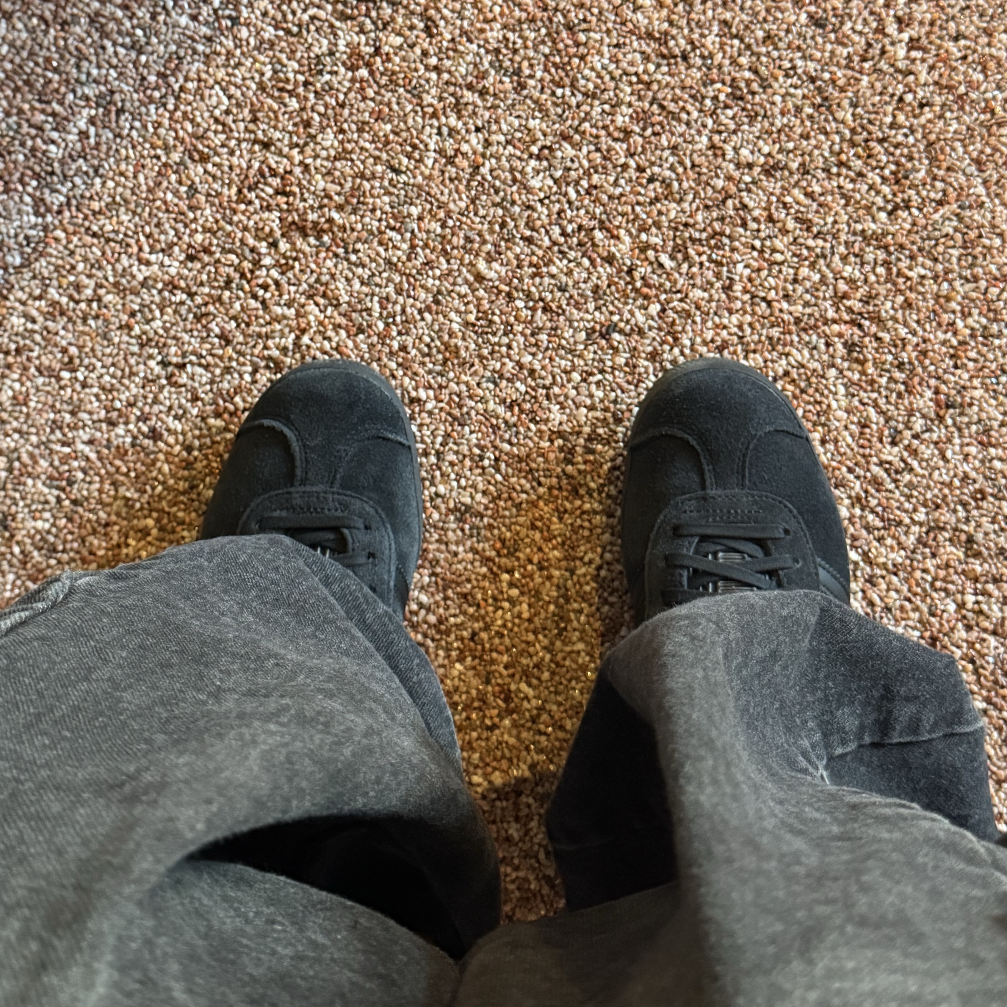 Adidas Gazelle Triple Black 착용 스타일 - 1
