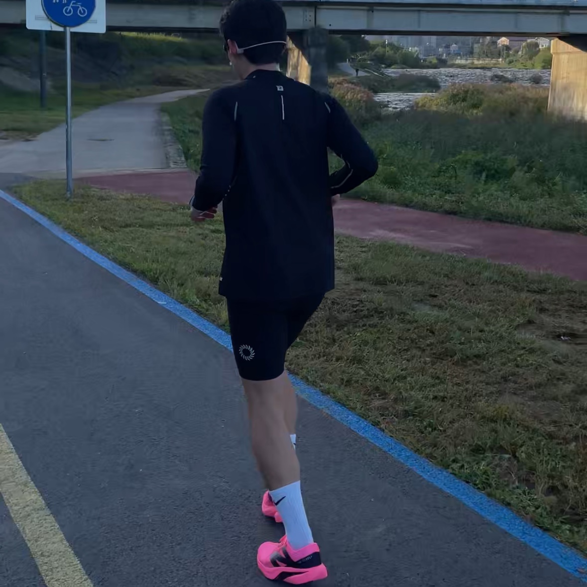New Balance Fuelcell Rebel v4 Ultra Pink Black - D Standard 착용 스타일