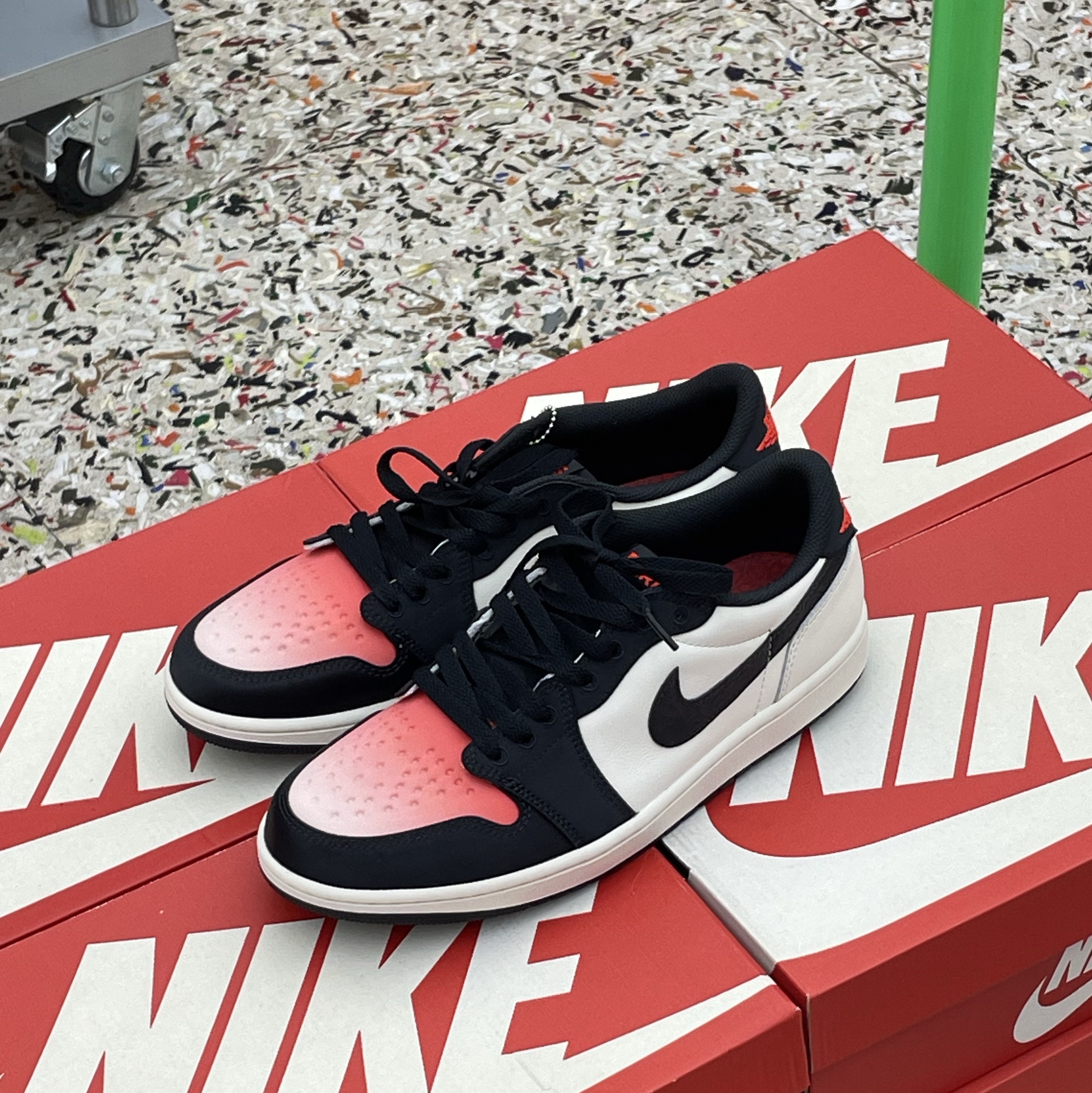 Jordan 1 x Paris Saint-Germain Retro Low OG Sail and Off Noir 착용 스타일